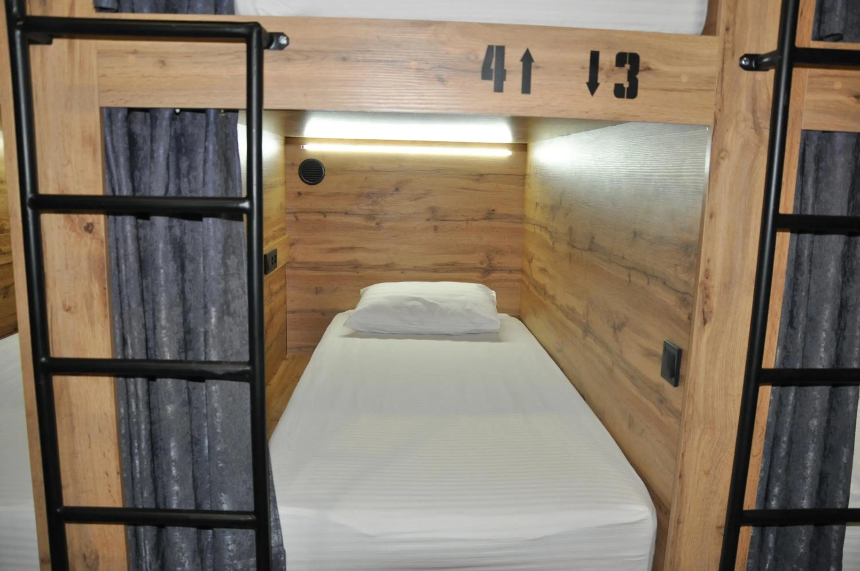 bunk bed, Bed in FULL HOUSE capsule hostel