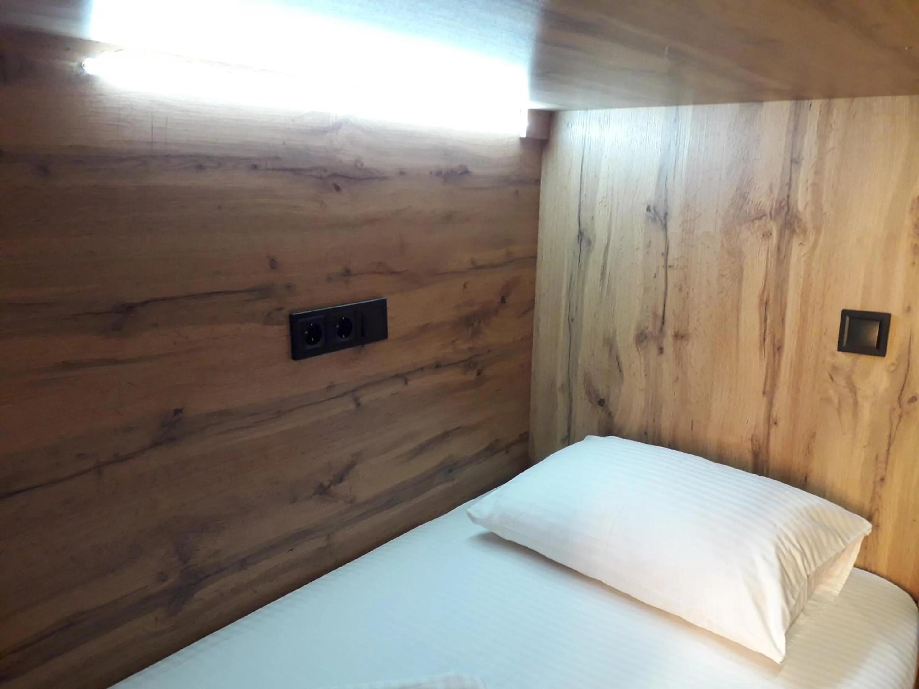 bunk bed, Bed in FULL HOUSE capsule hostel