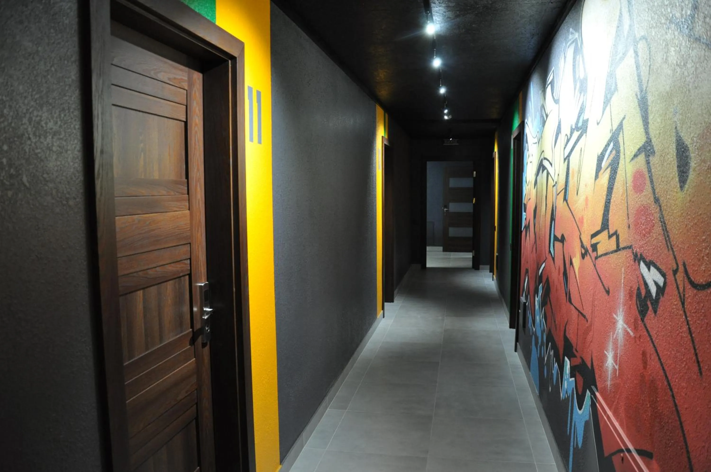 FULL HOUSE capsule hostel
