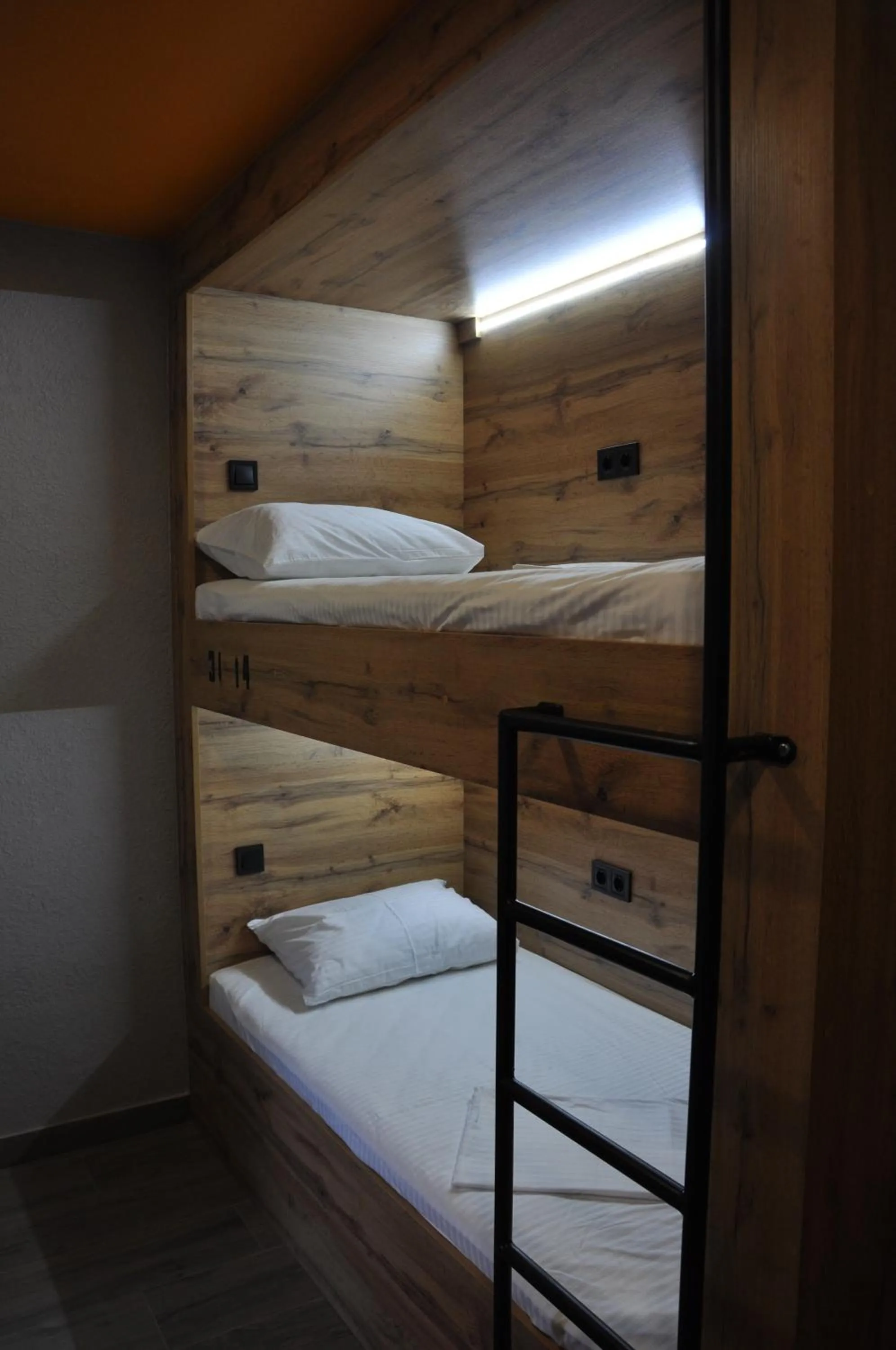 bunk bed, Bed in FULL HOUSE capsule hostel