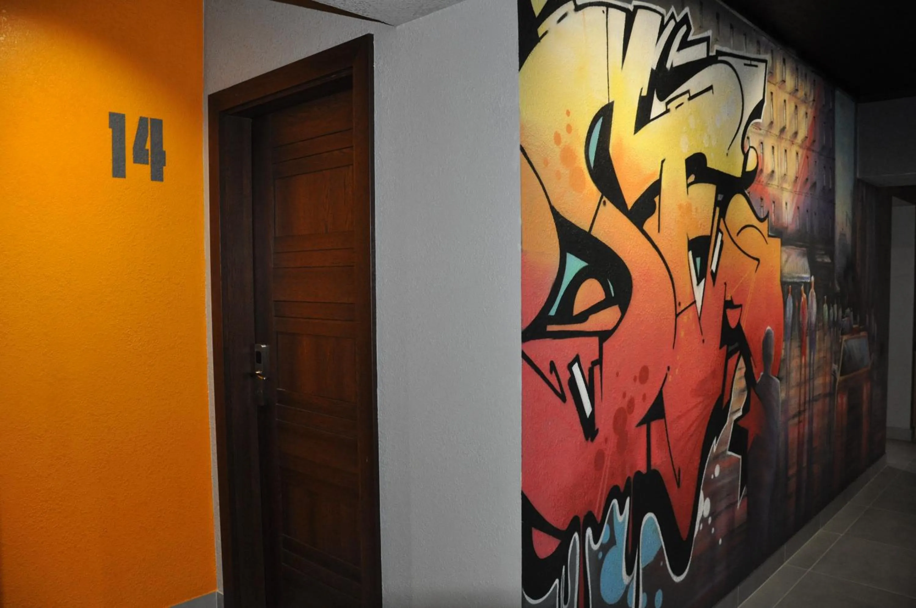 Logo/Certificate/Sign in FULL HOUSE capsule hostel