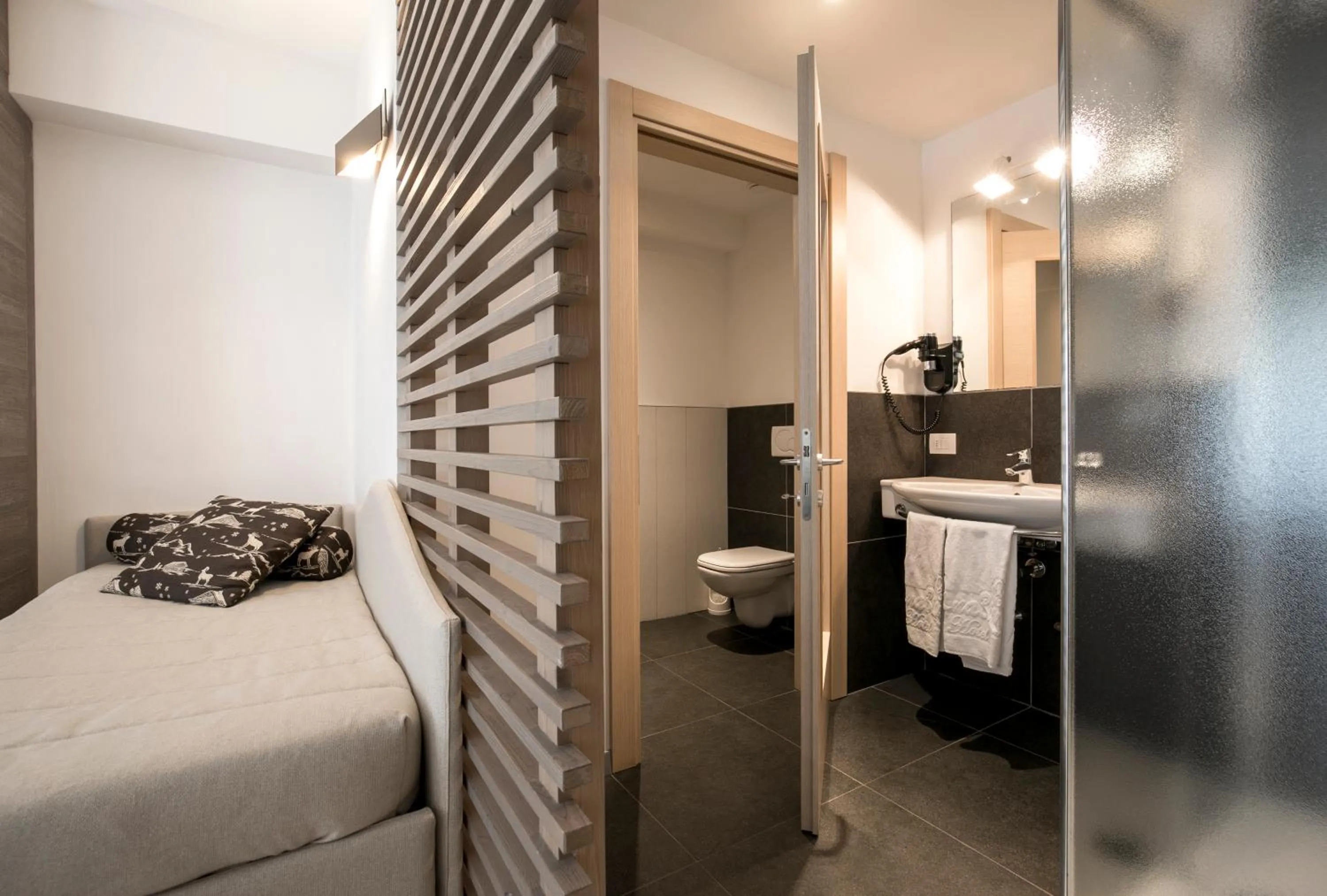 Bathroom, Bed in Hotel Luna Bianca Folgaria