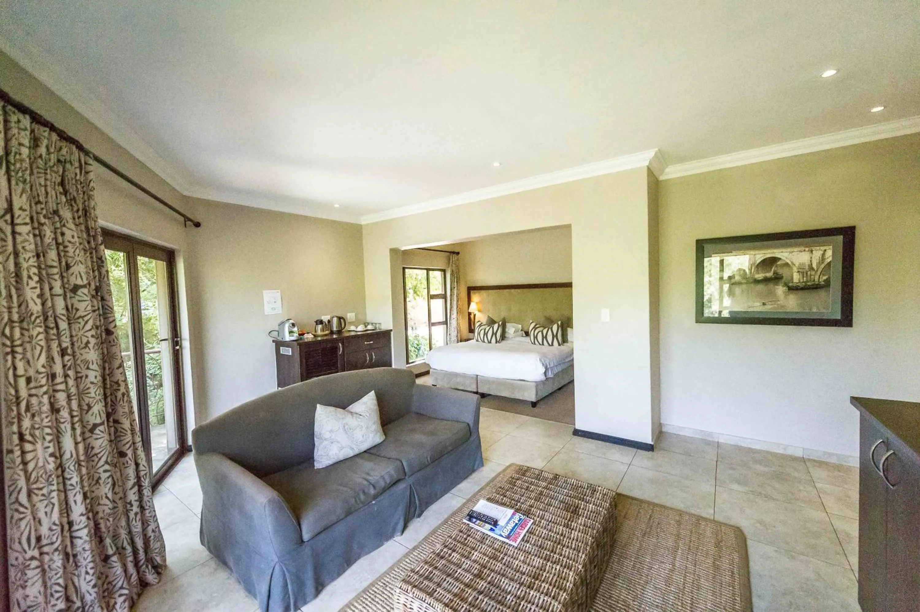 Seating area, Bed in The Blades