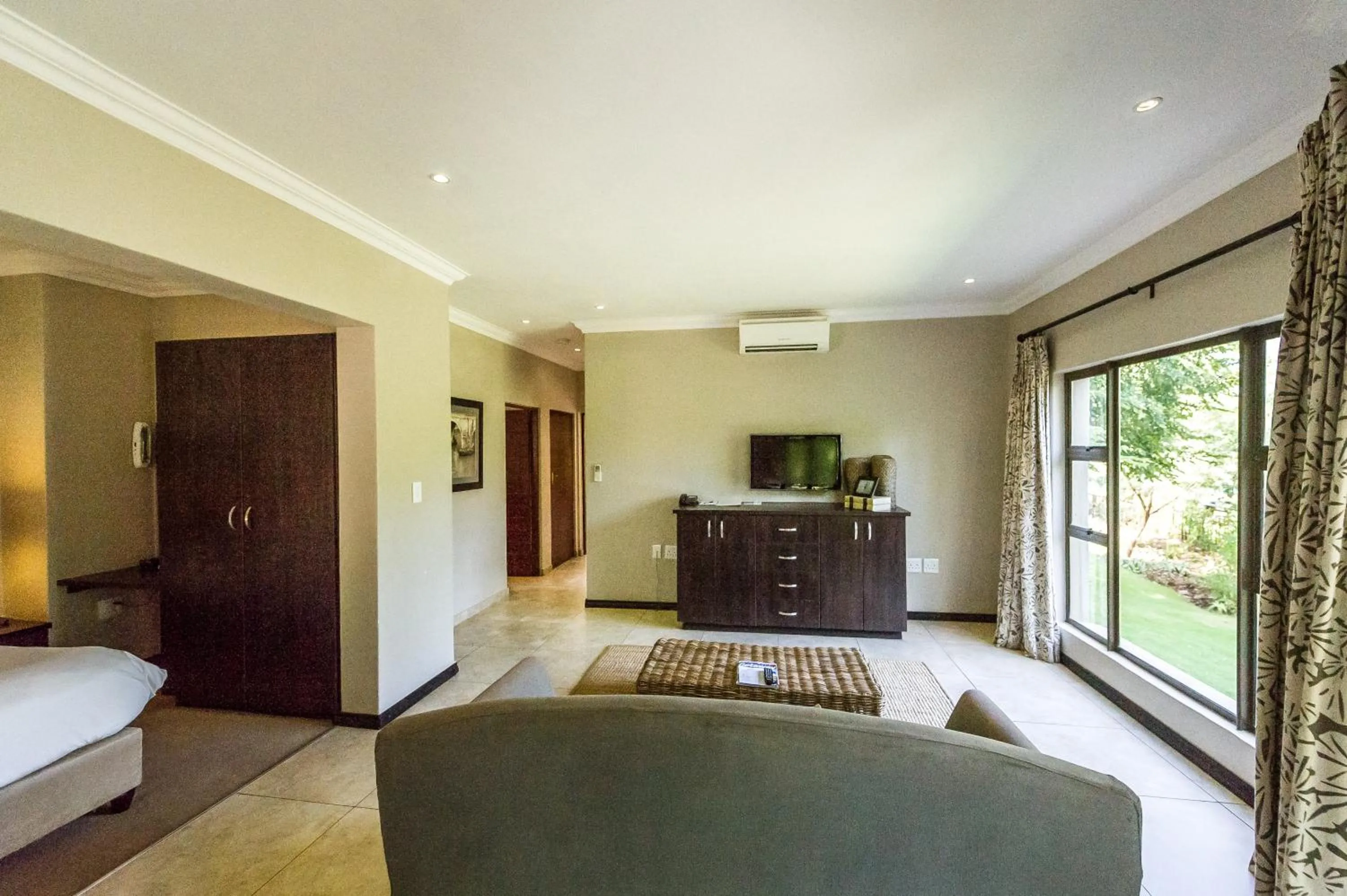 Seating area, Bed in The Blades