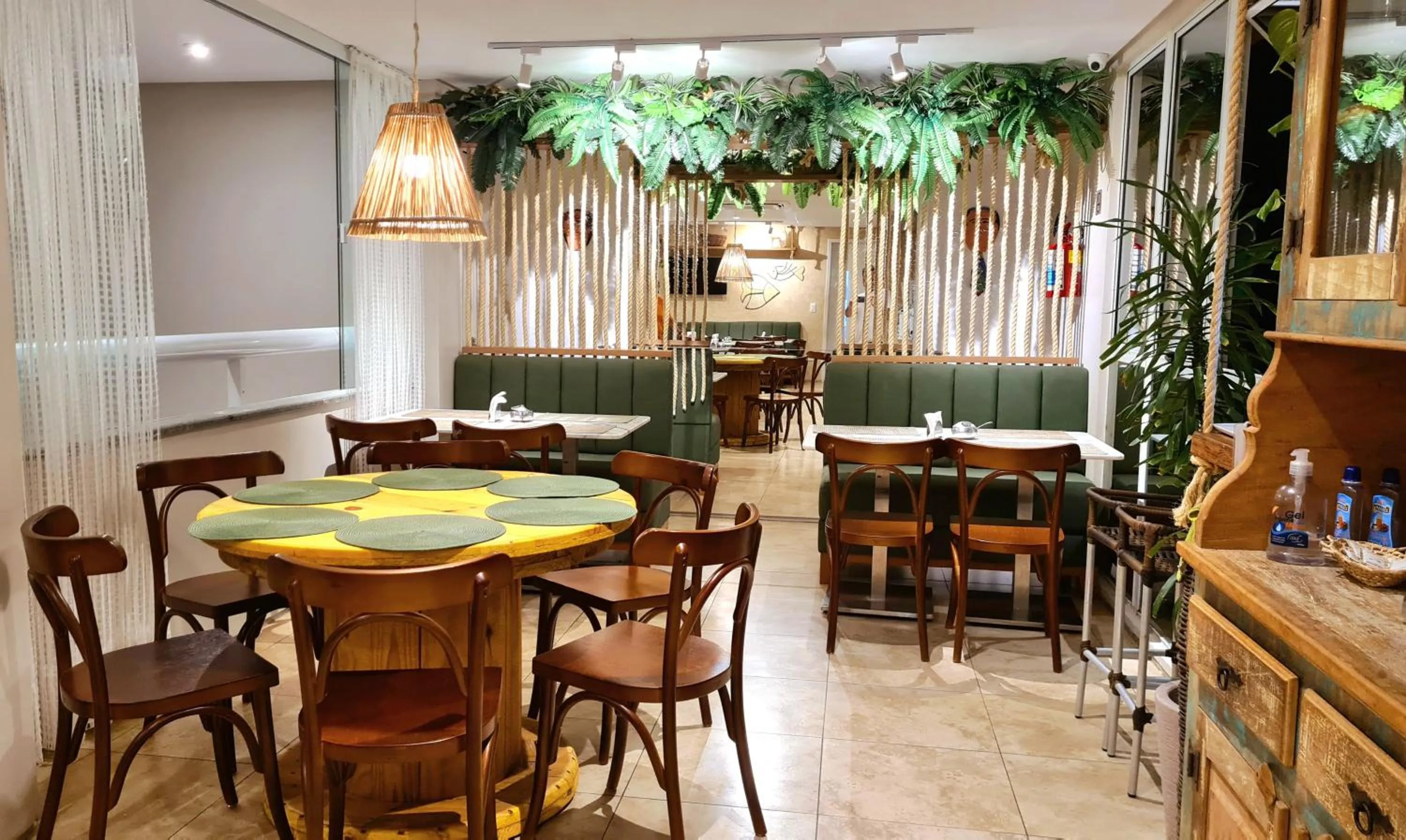 Restaurant/places to eat in Atlantic Palace Family inn