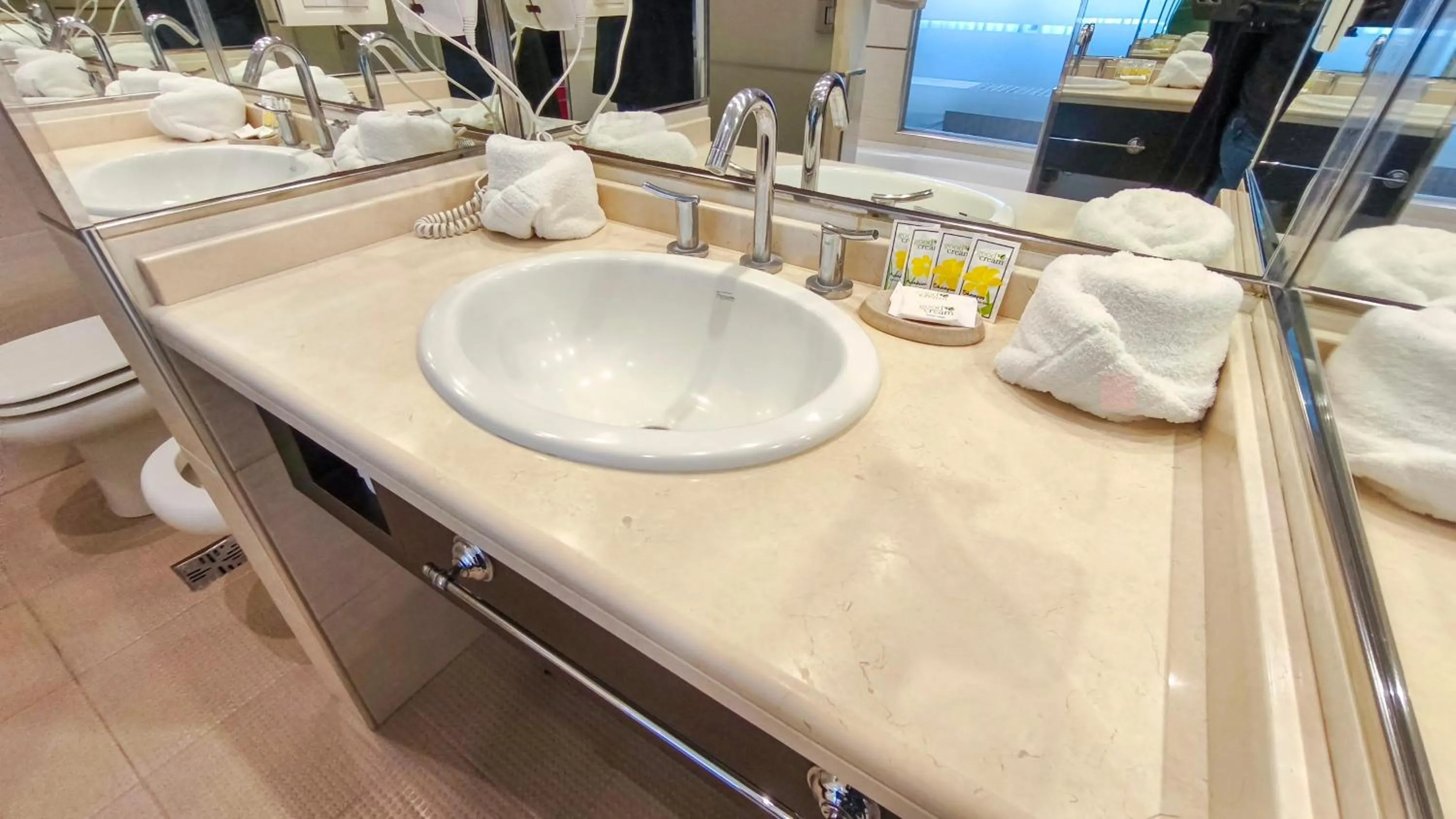 Bathroom in Argentino Hotel