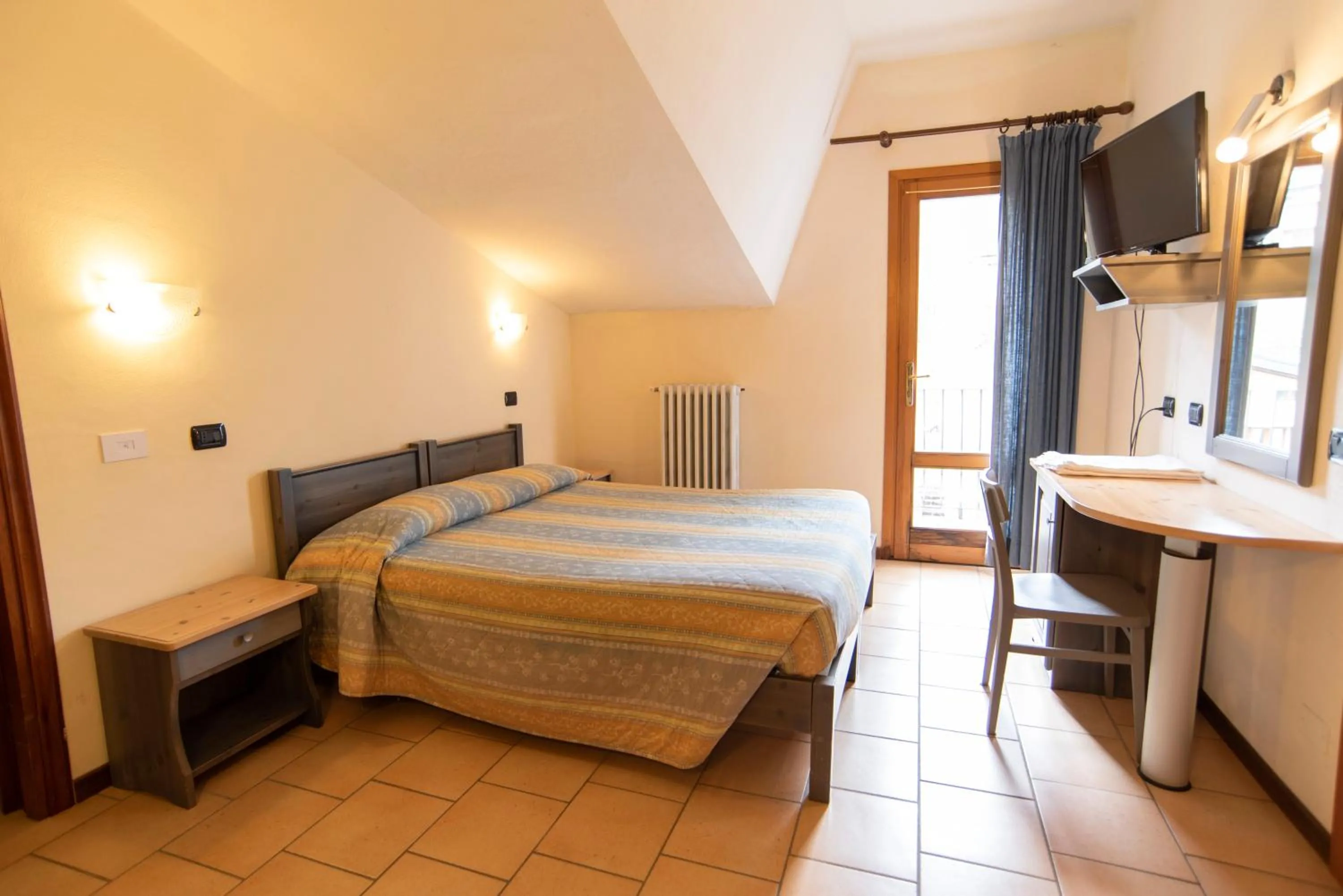Bed in Albergo Bucaneve