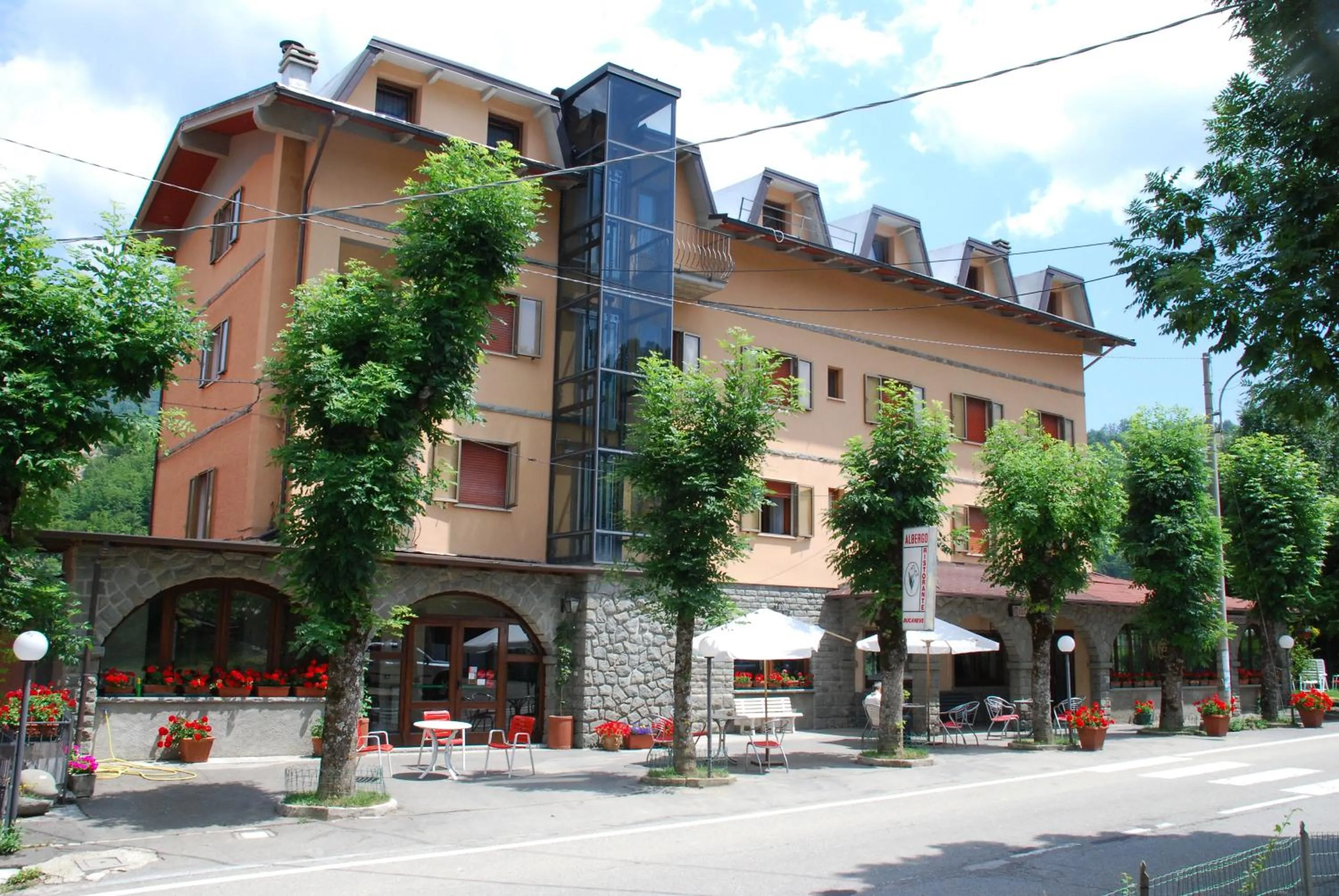 Facade/entrance in Albergo Bucaneve