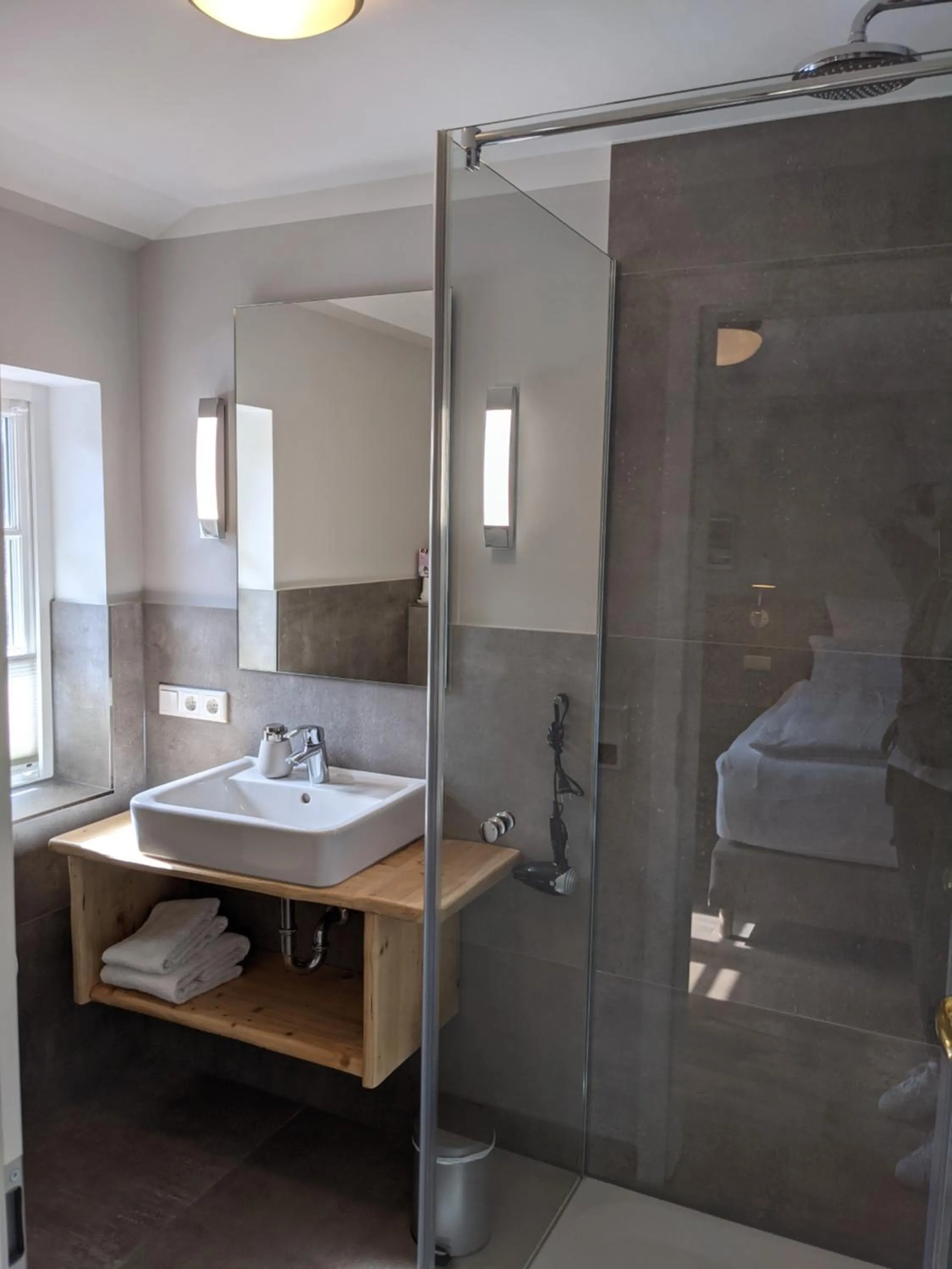 Bathroom, Bed in Tetens Gasthof