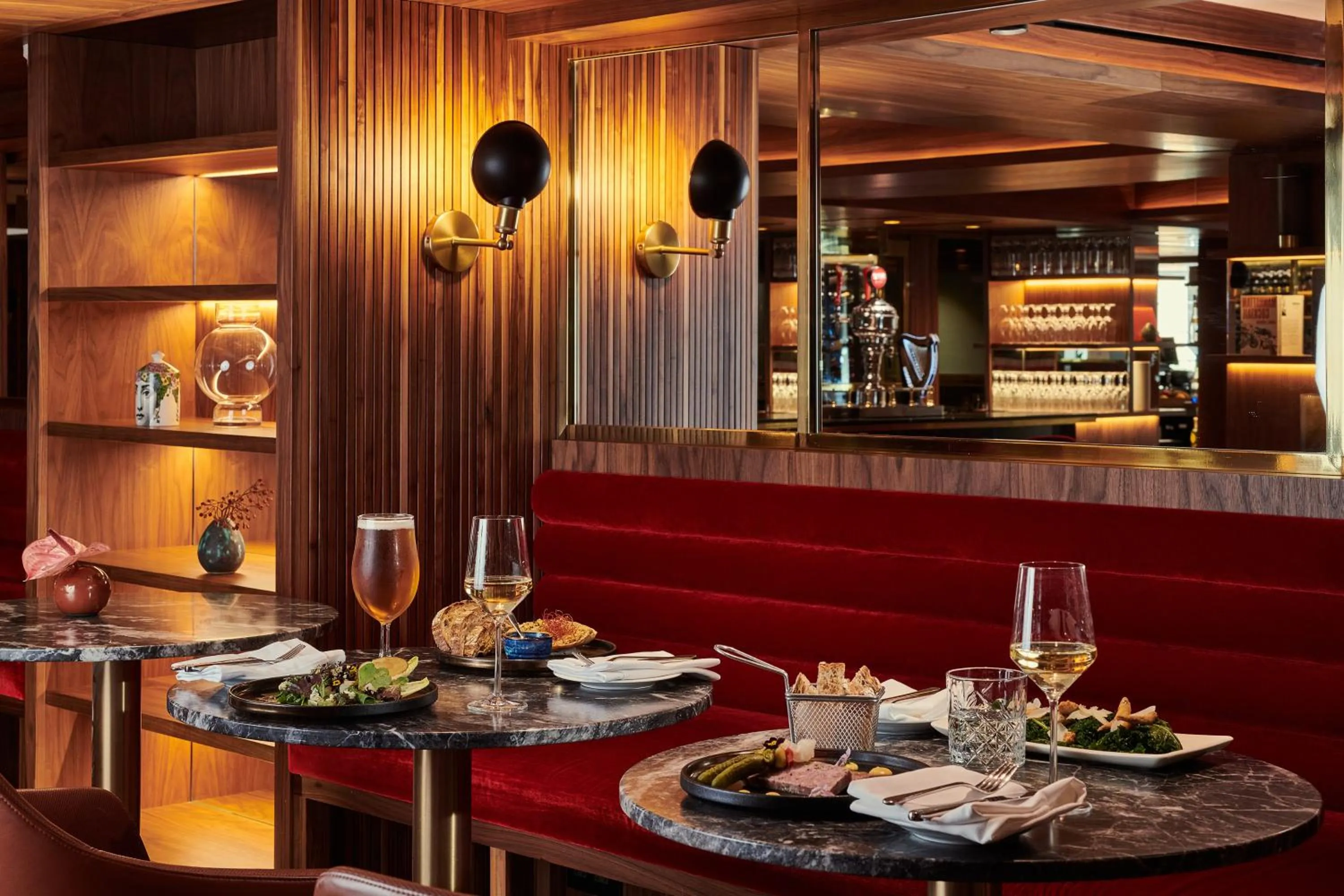 Restaurant/places to eat in Melia White House Hotel