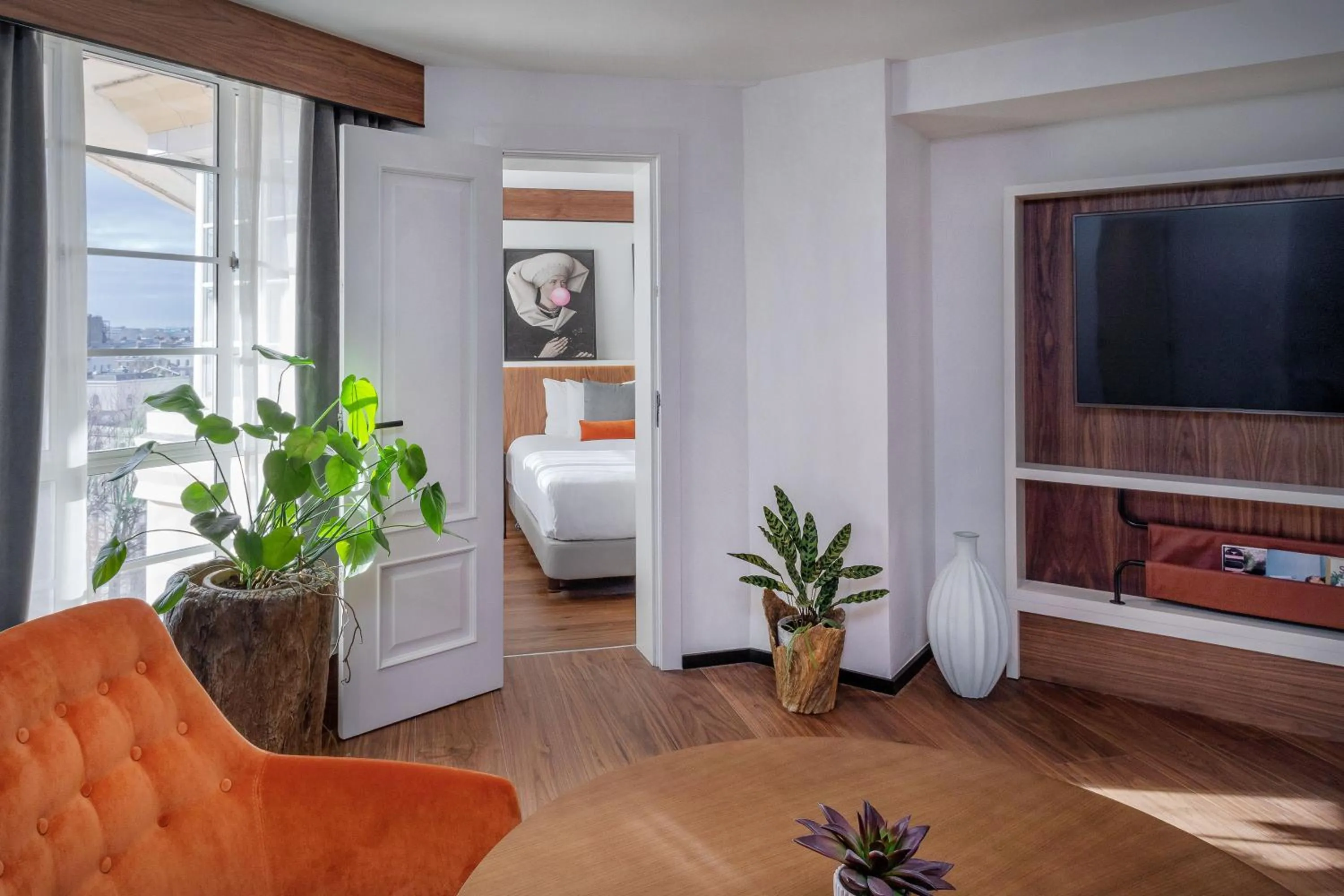 Living room, Bed in Melia White House Hotel