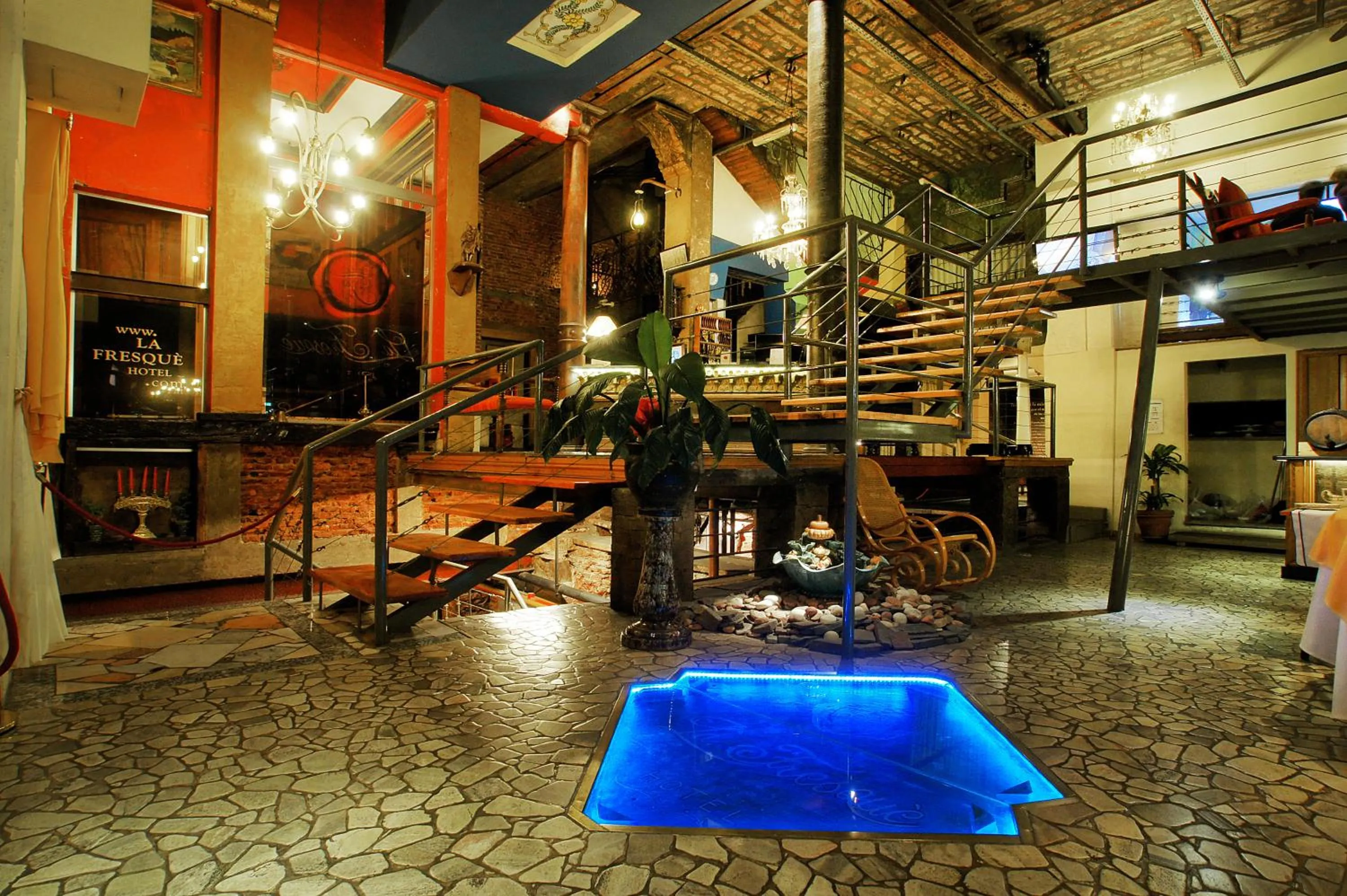 Lounge or bar in La Fresque Hotel