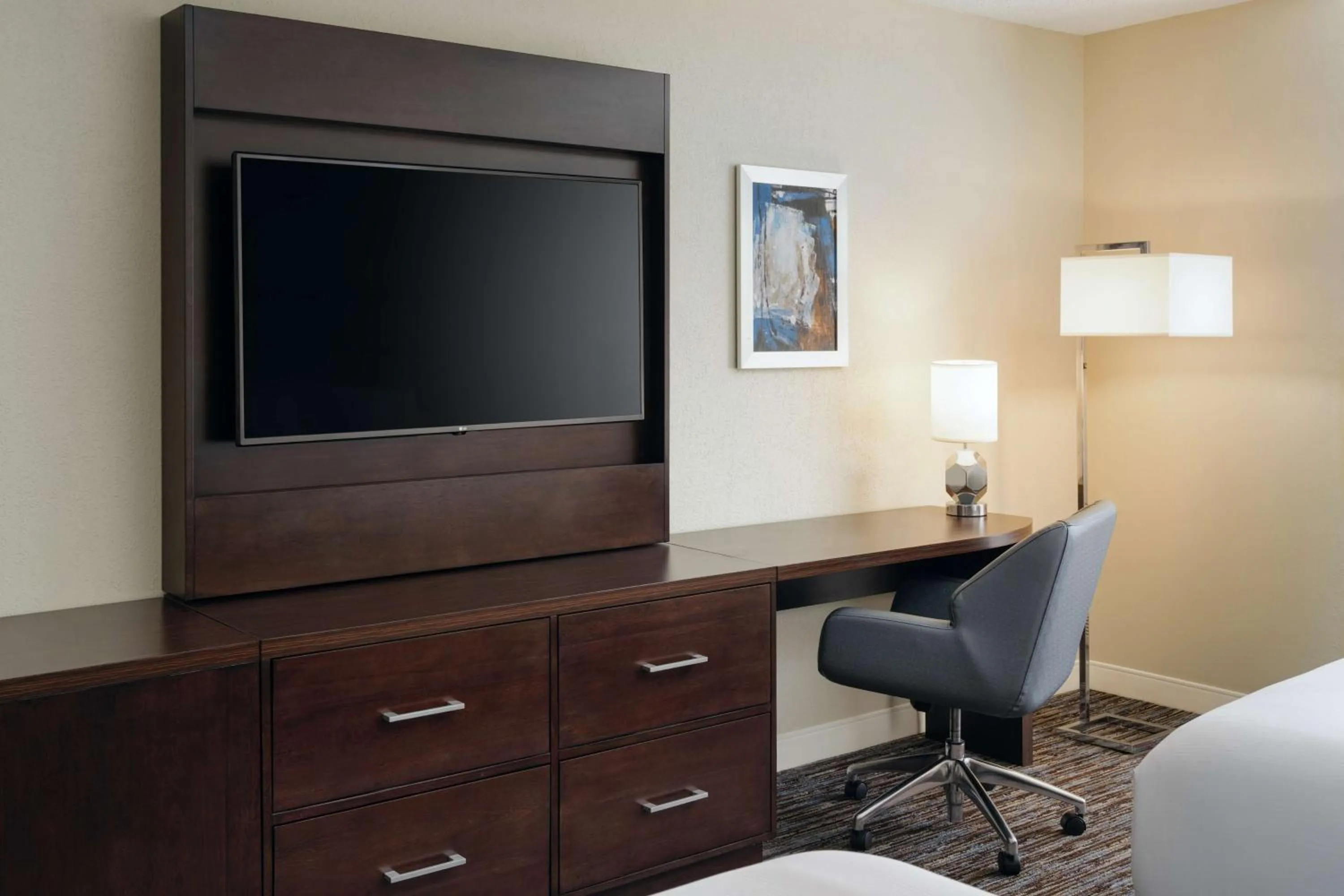 Bedroom, Bed in DoubleTree by Hilton Greensboro