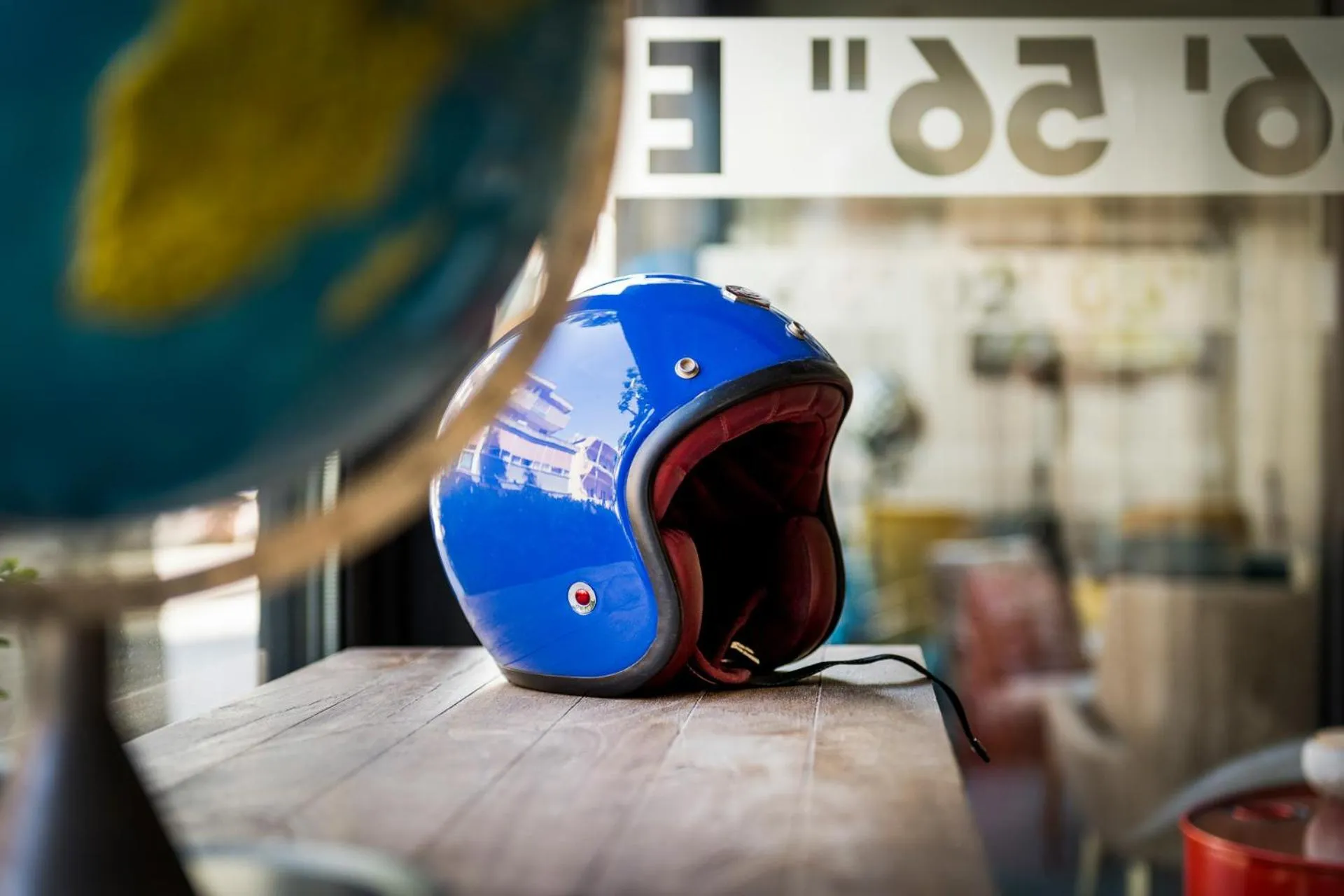 Communal lounge/ TV room in Up Hotel