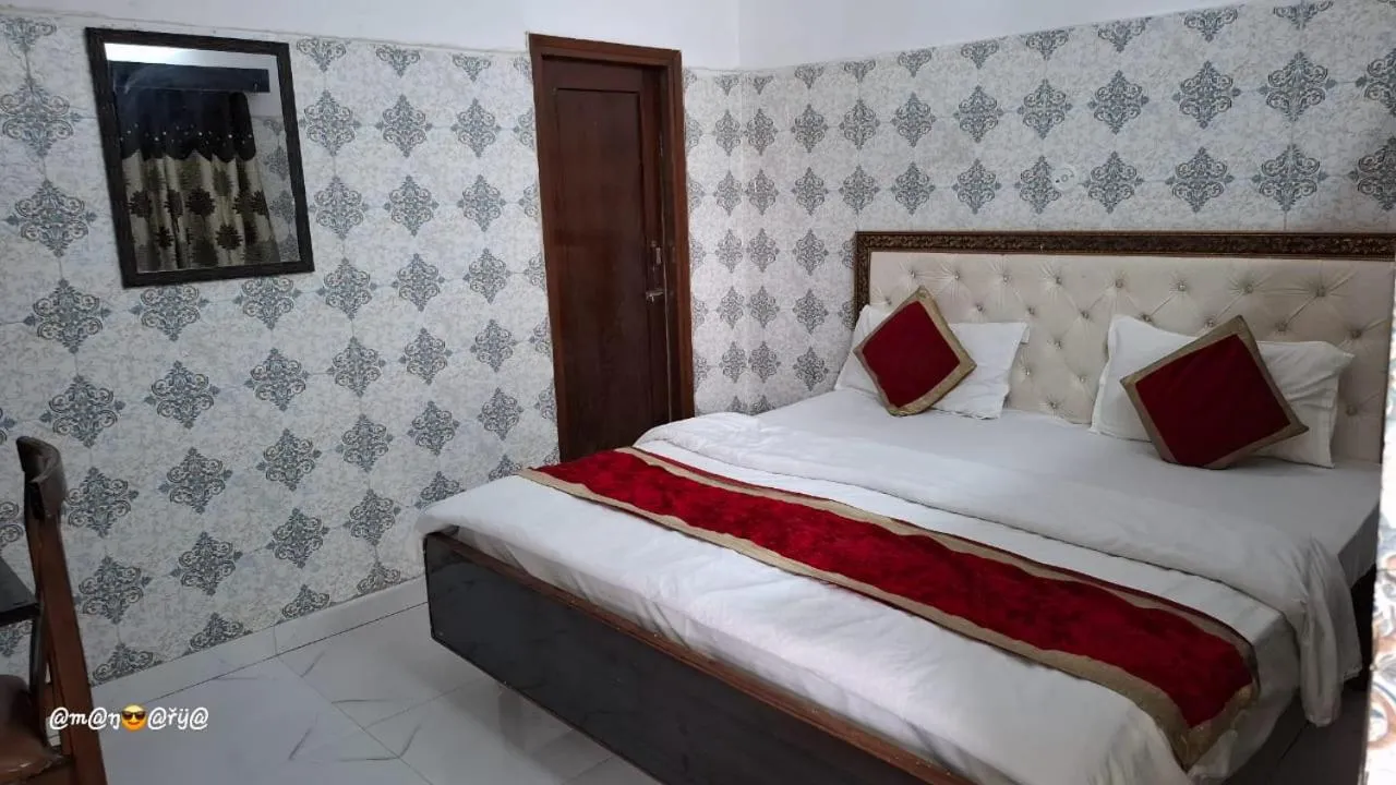 Photo of the whole room, Bed in Hotel Embassy