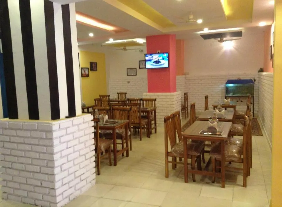 Restaurant/places to eat in Hotel Embassy