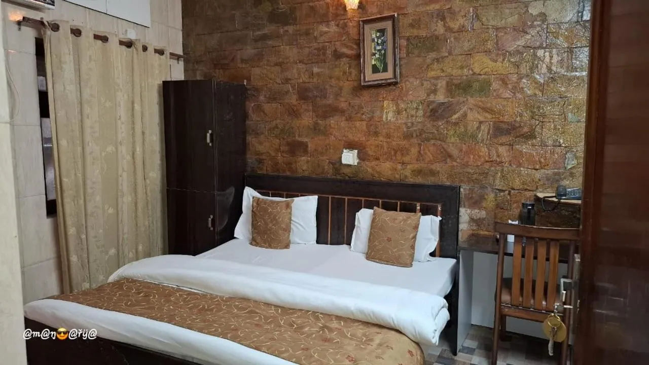 Photo of the whole room, Bed in Hotel Embassy