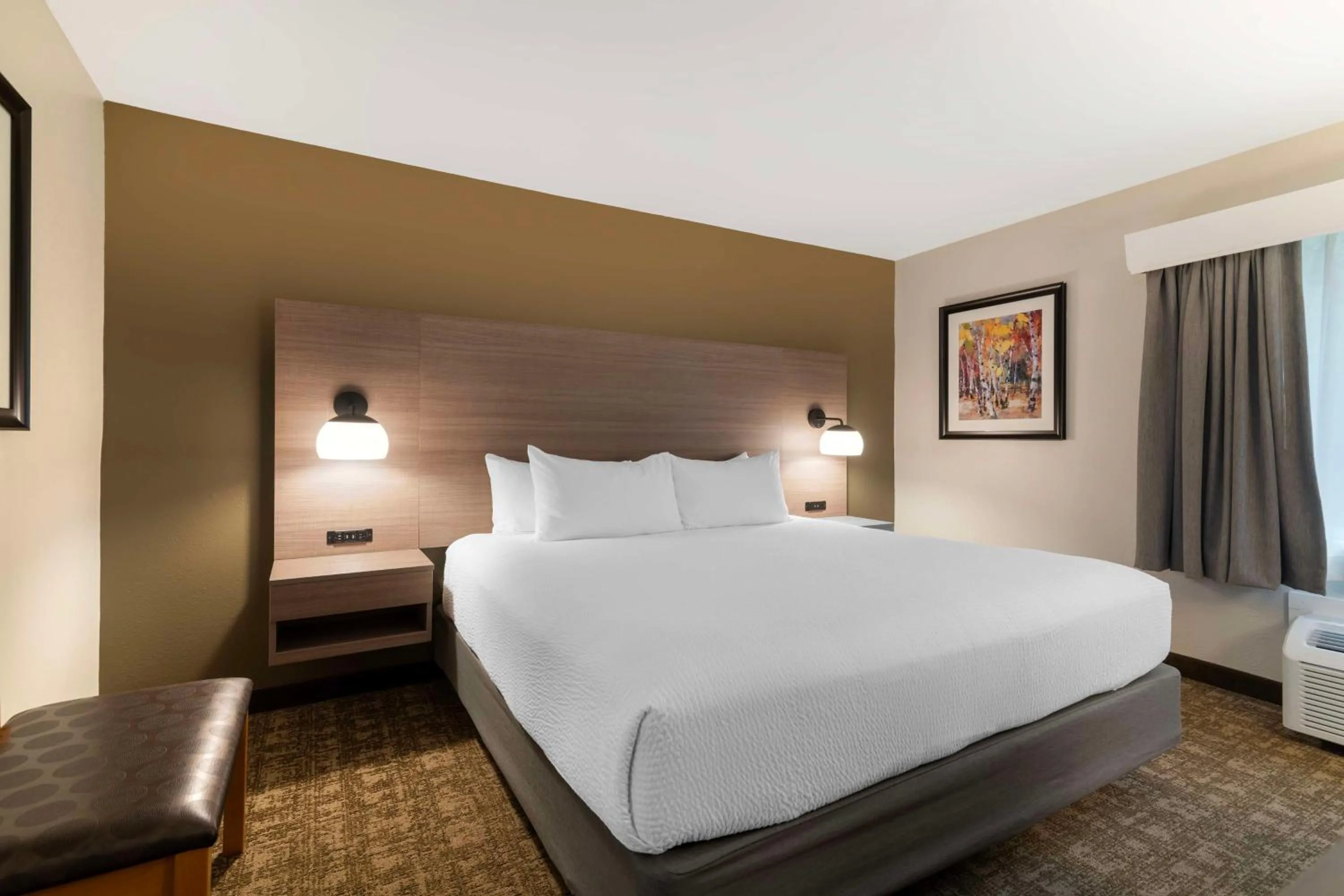 Bedroom, Bed in Best Western Plus Windjammer Inn & Conference Center