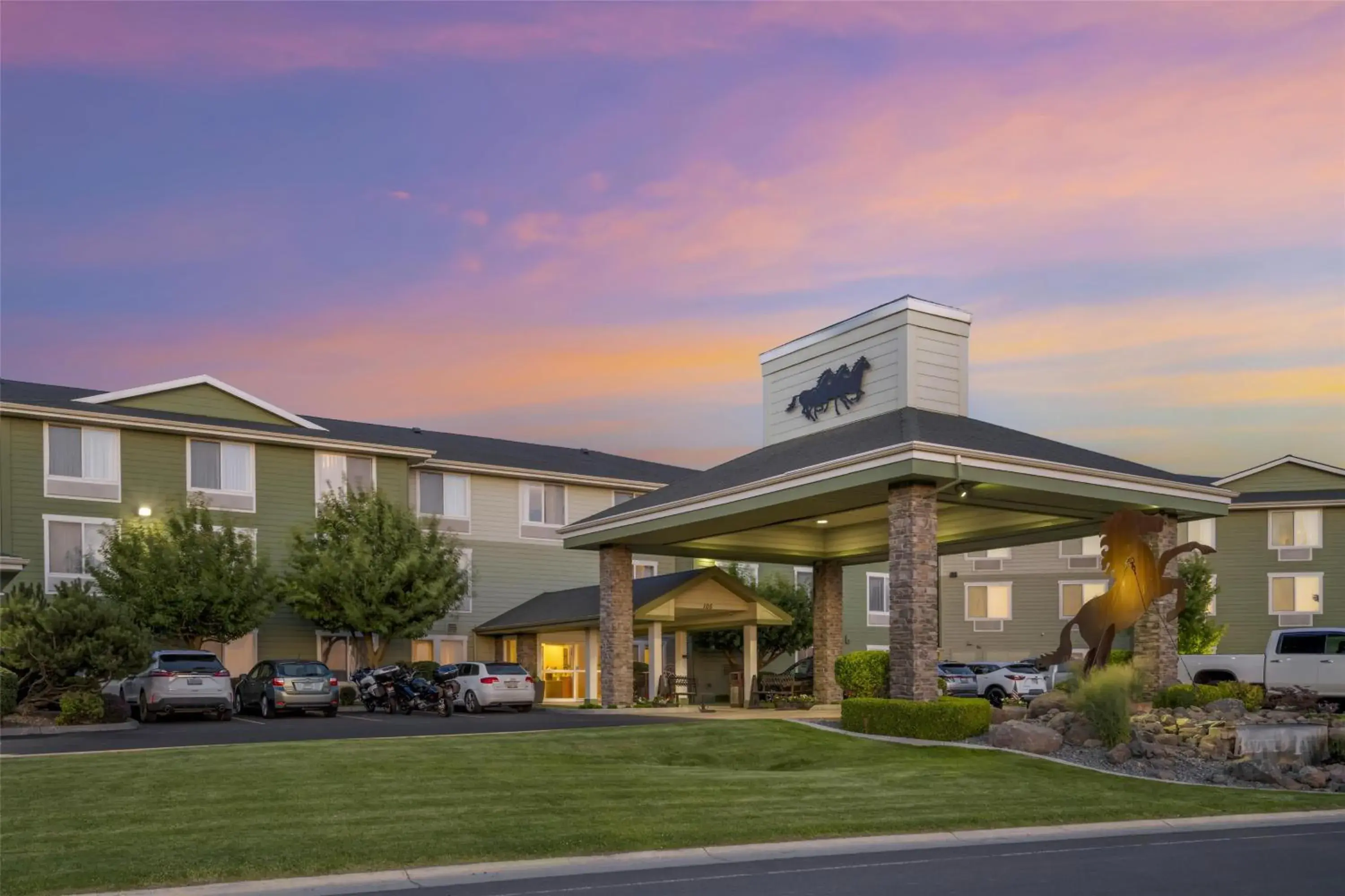 Property building in Best Western Bronco Inn Property building in Best Western Bronco Inn