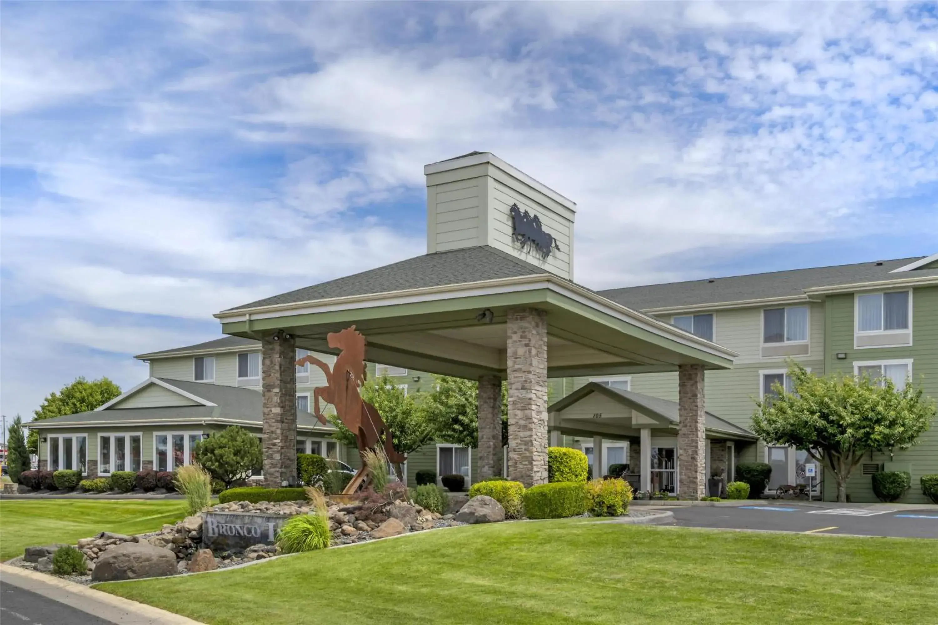 Property building in Best Western Bronco Inn Property building in Best Western Bronco Inn