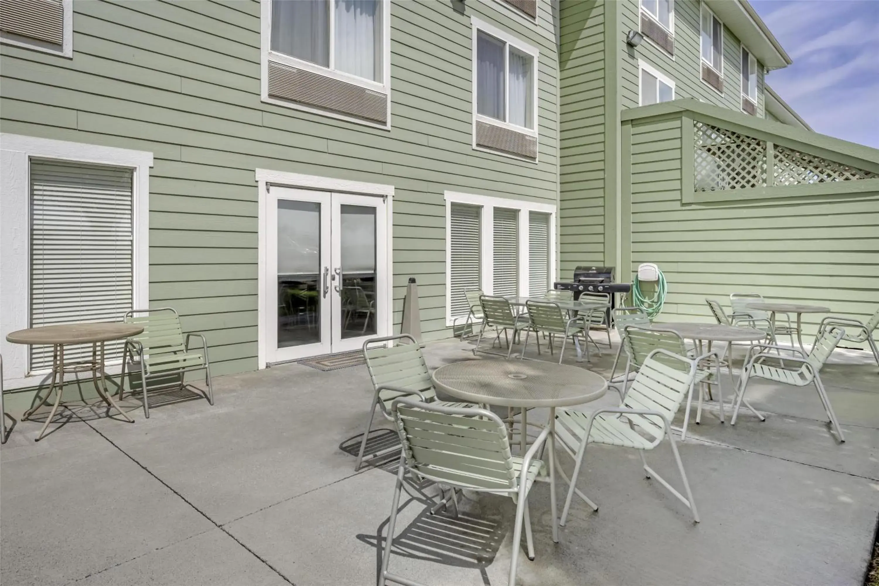 Property building in Best Western Bronco Inn Property building in Best Western Bronco Inn