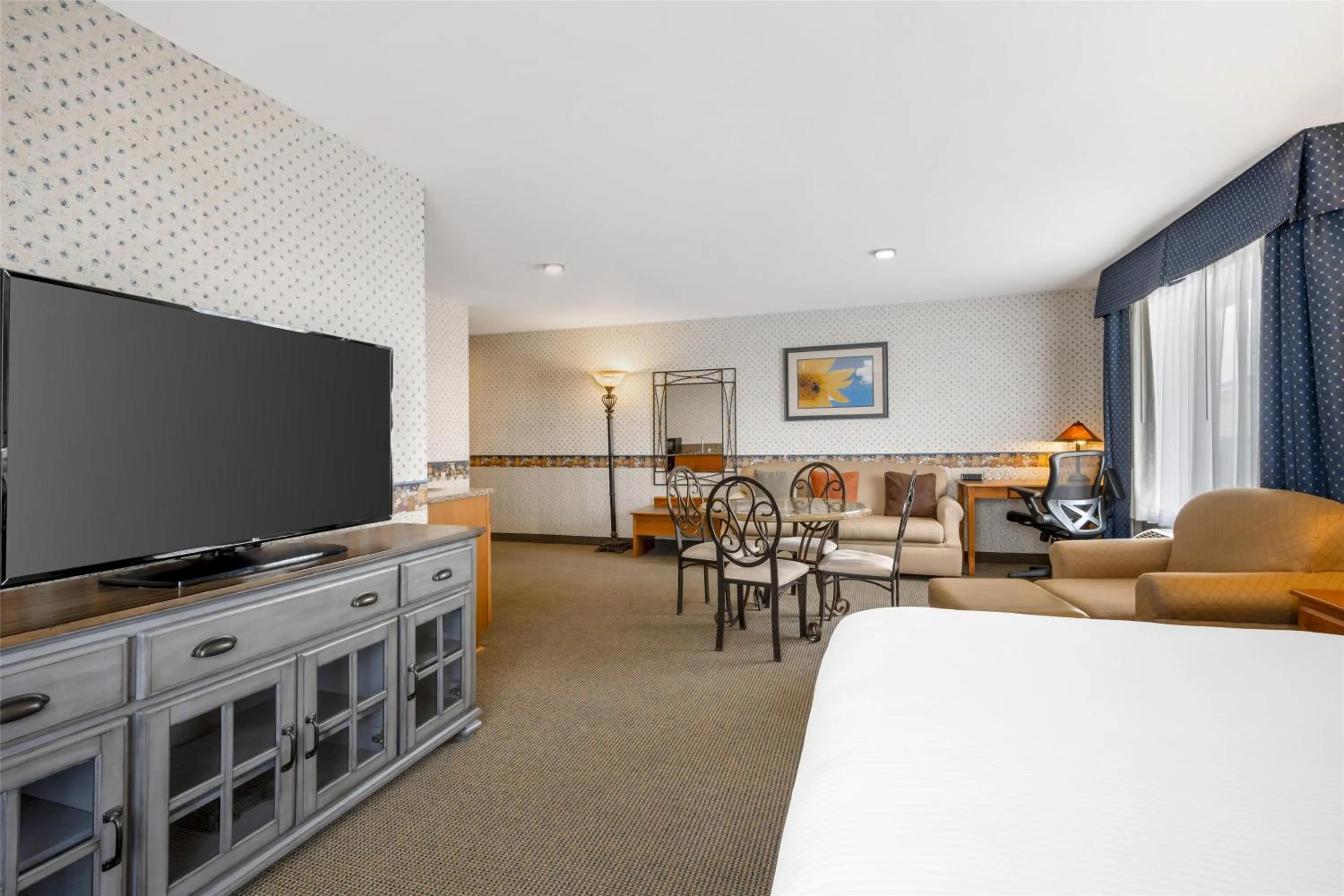 Bedroom in Best Western Bronco Inn