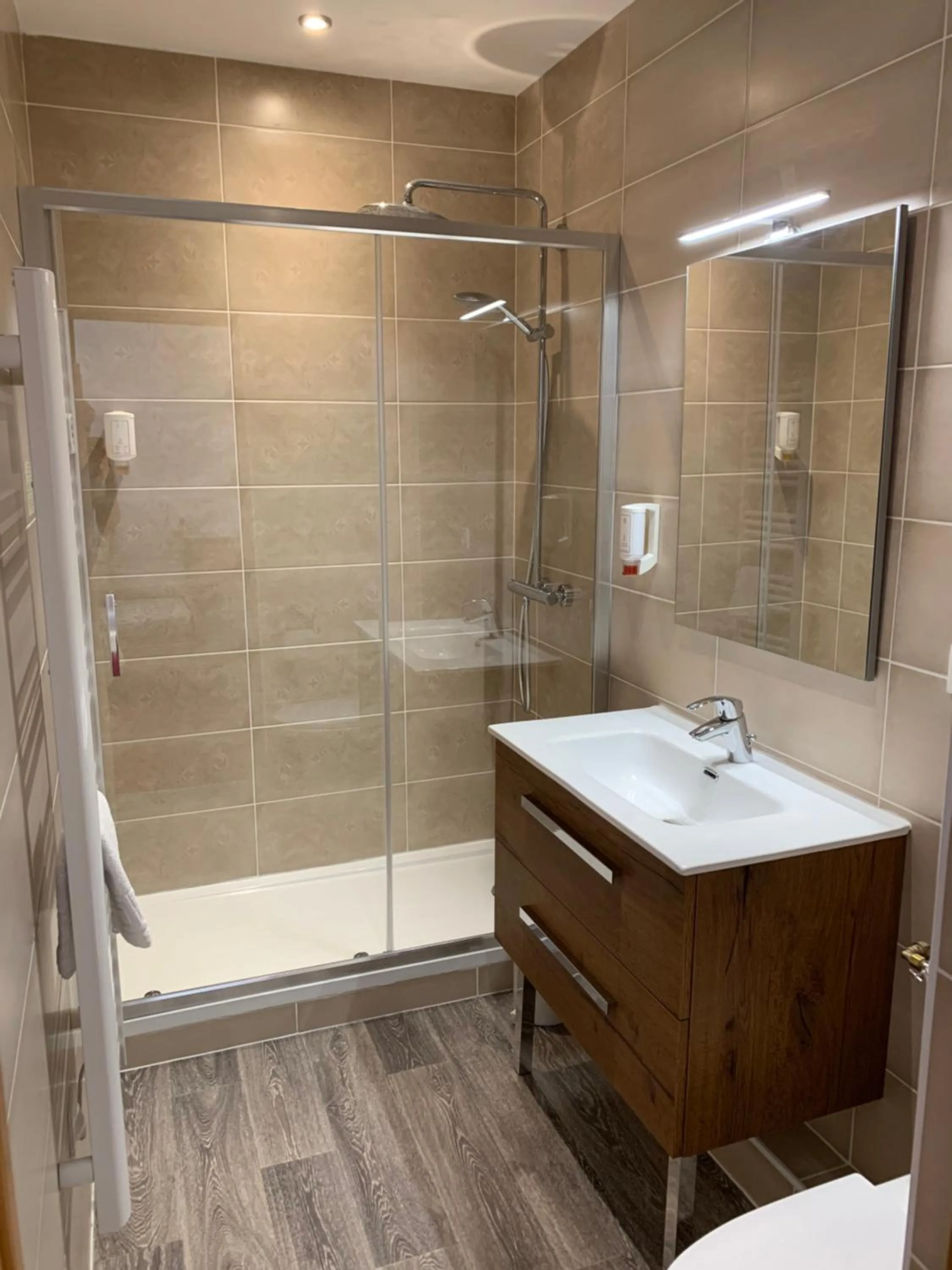 Shower in Chateau De La Muzelle