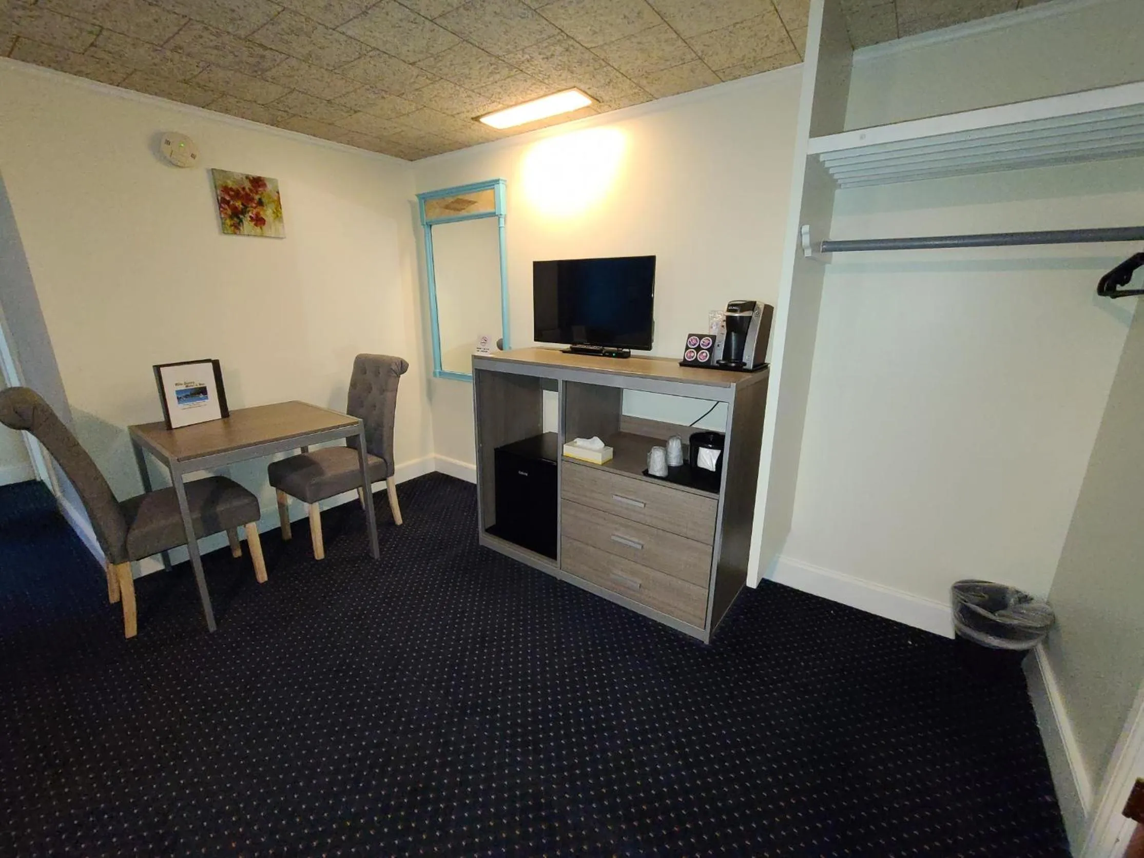 TV and multimedia in Olde Tavern Motel and Inn - Cape Cod