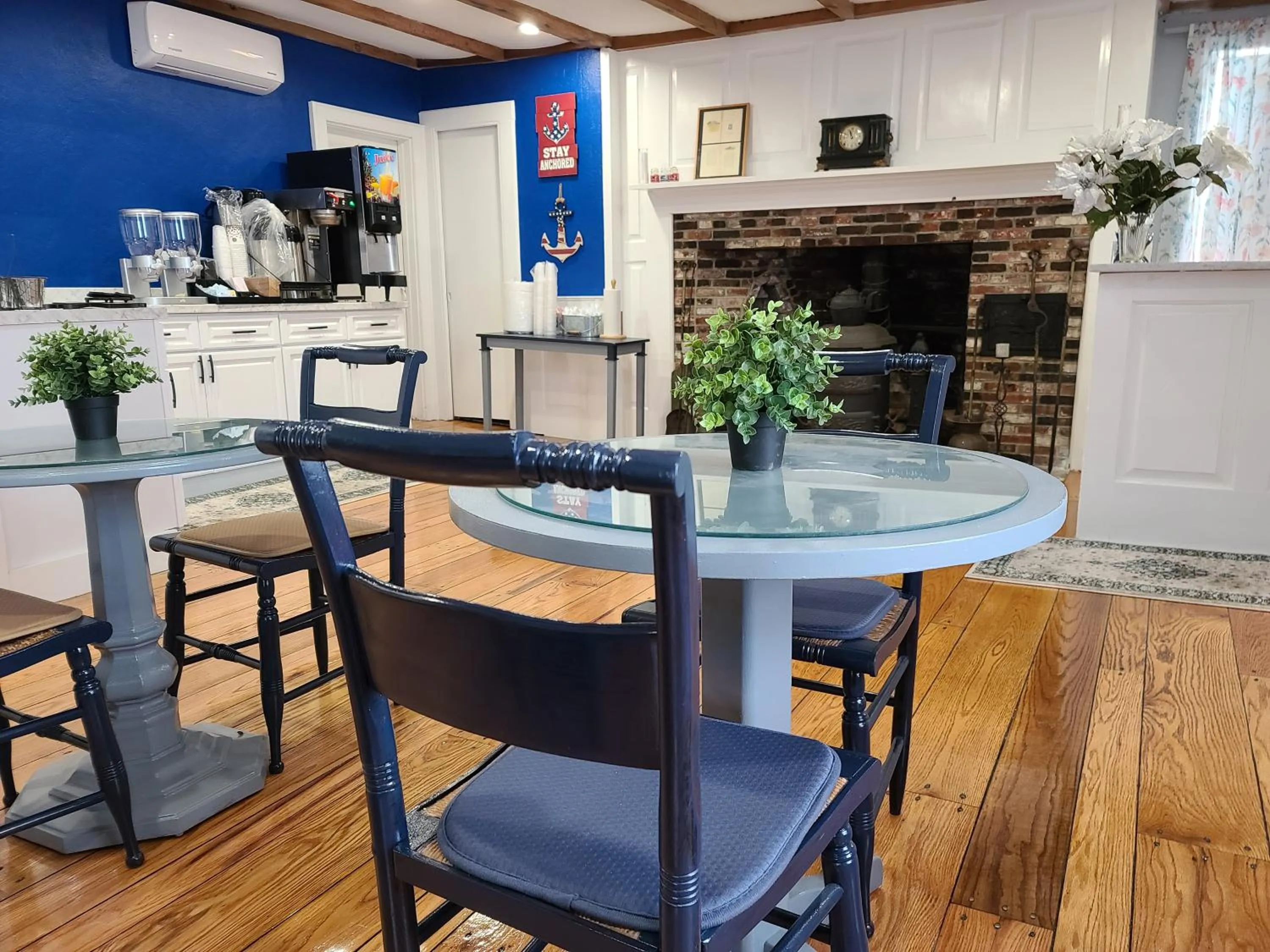 Dining area in Olde Tavern Motel and Inn - Cape Cod