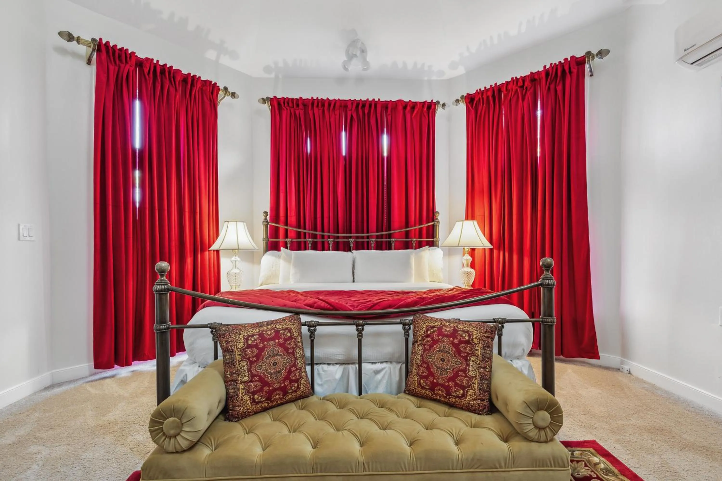 Bed in The Columbia Inn at Peralynna