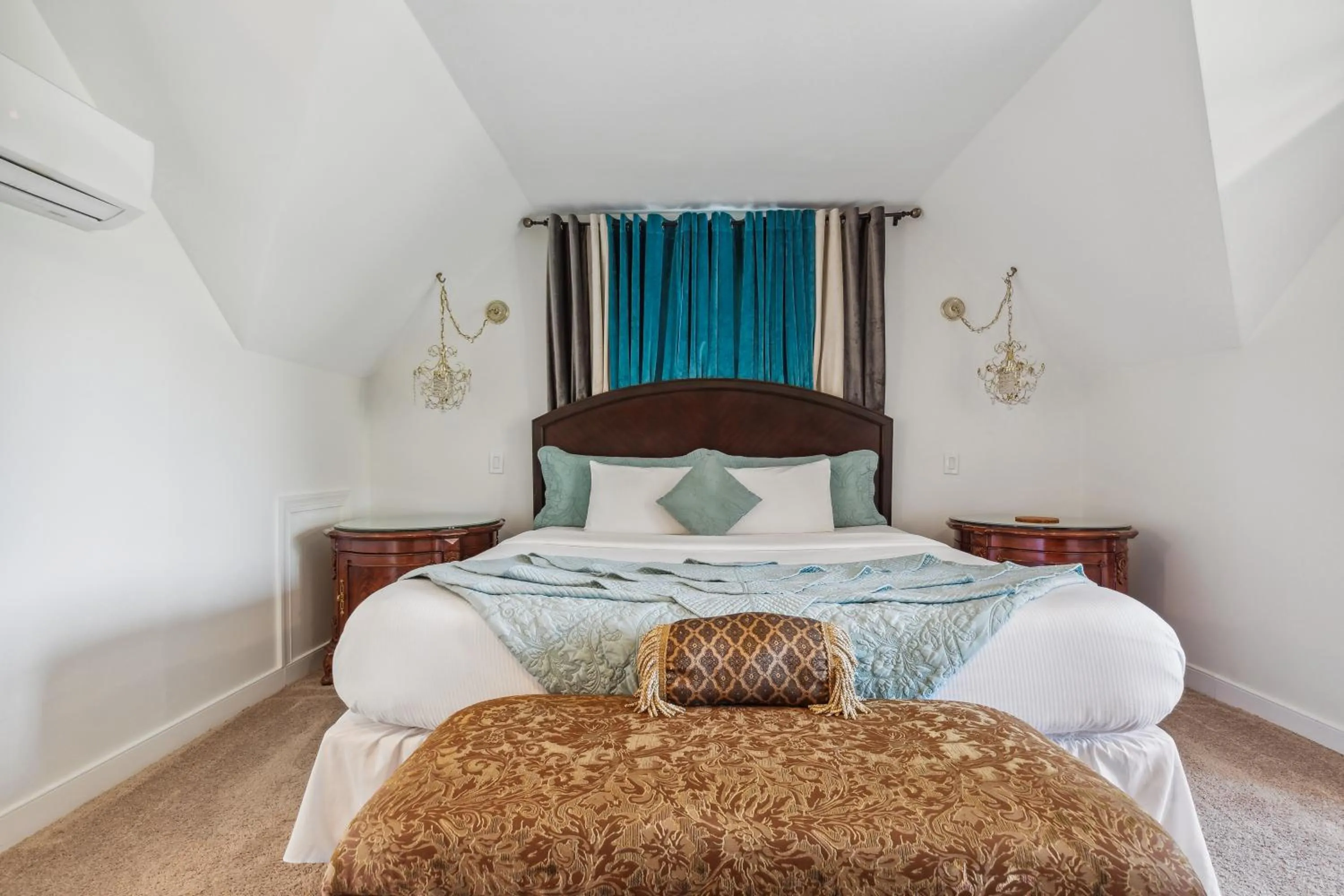 Bed in The Columbia Inn at Peralynna