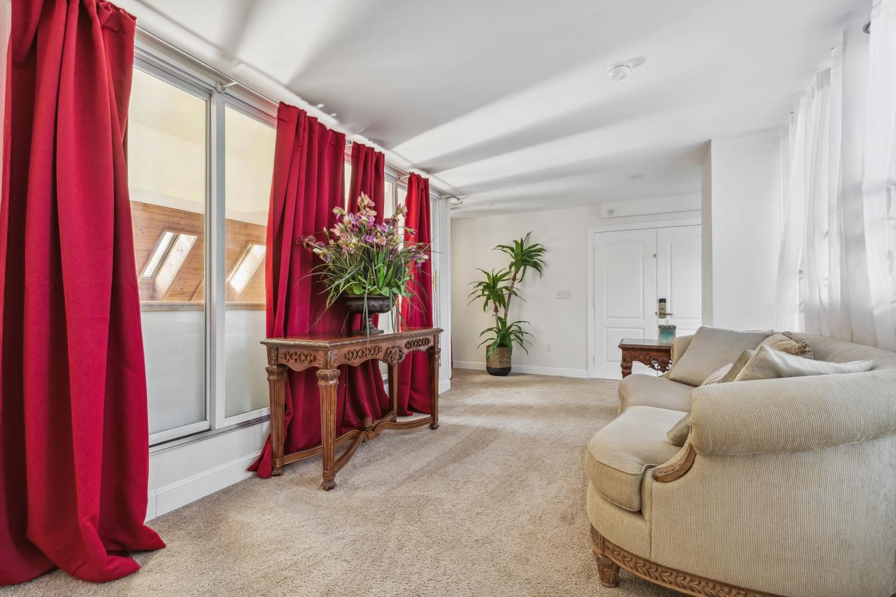 Seating area in The Columbia Inn at Peralynna