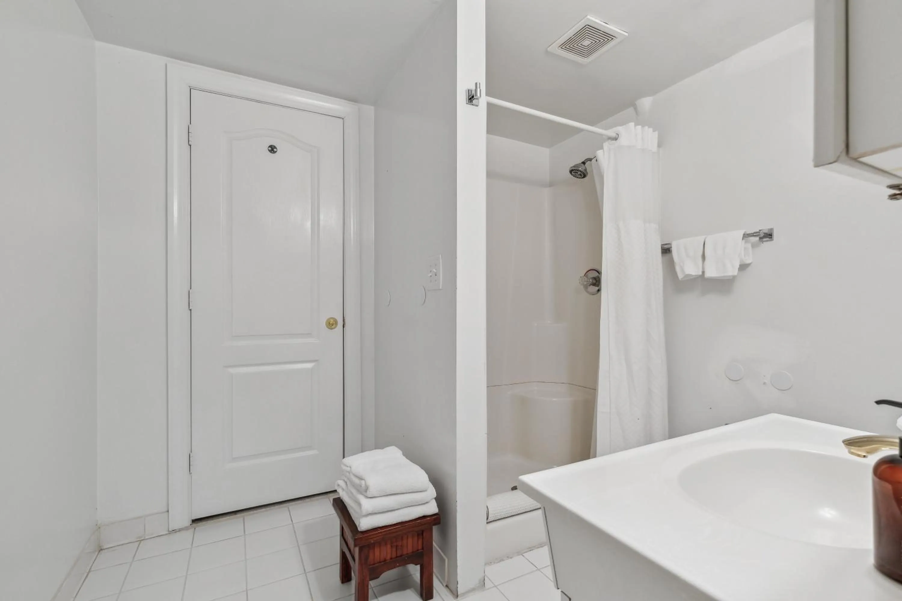 Shower in The Columbia Inn at Peralynna