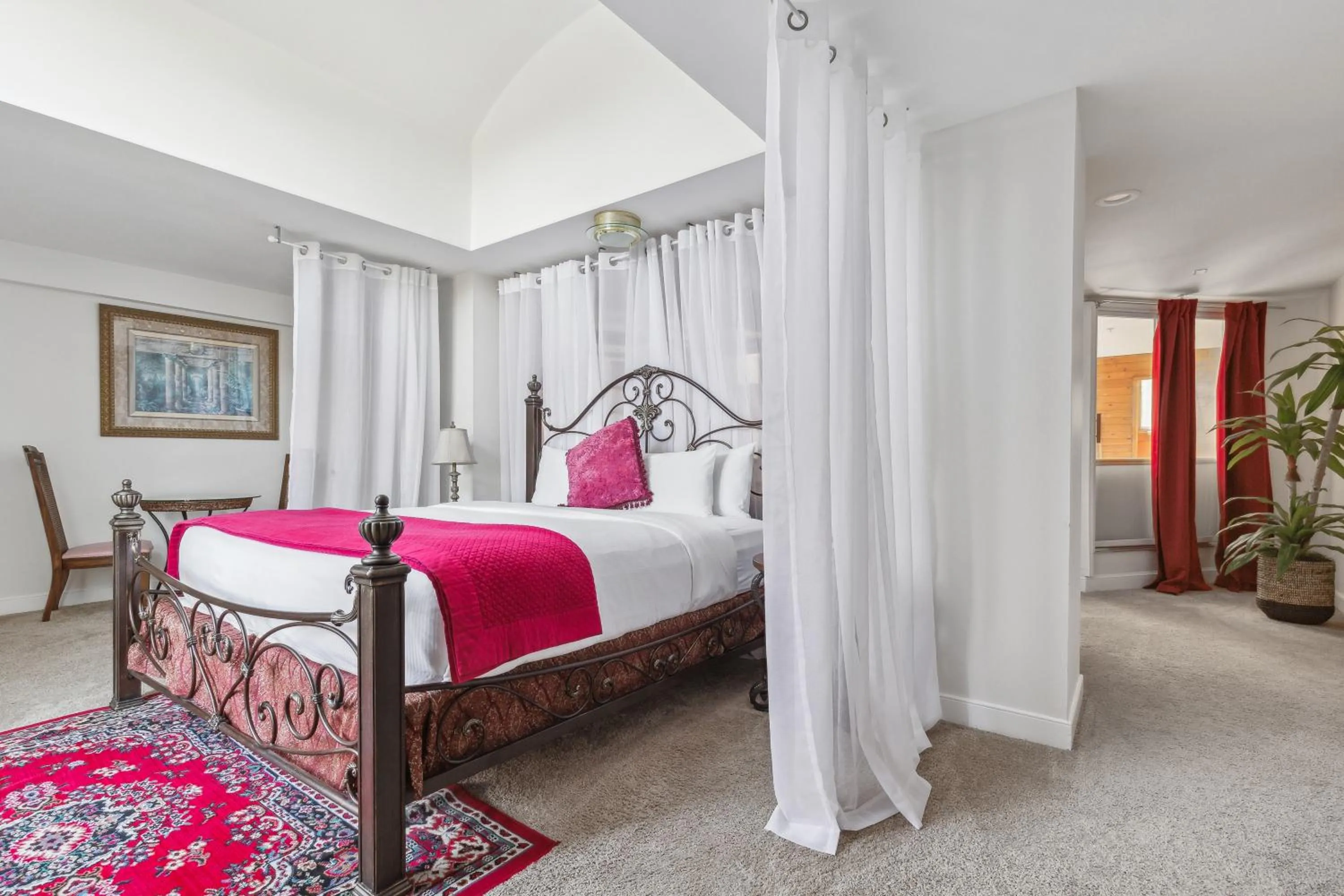 Bed in The Columbia Inn at Peralynna