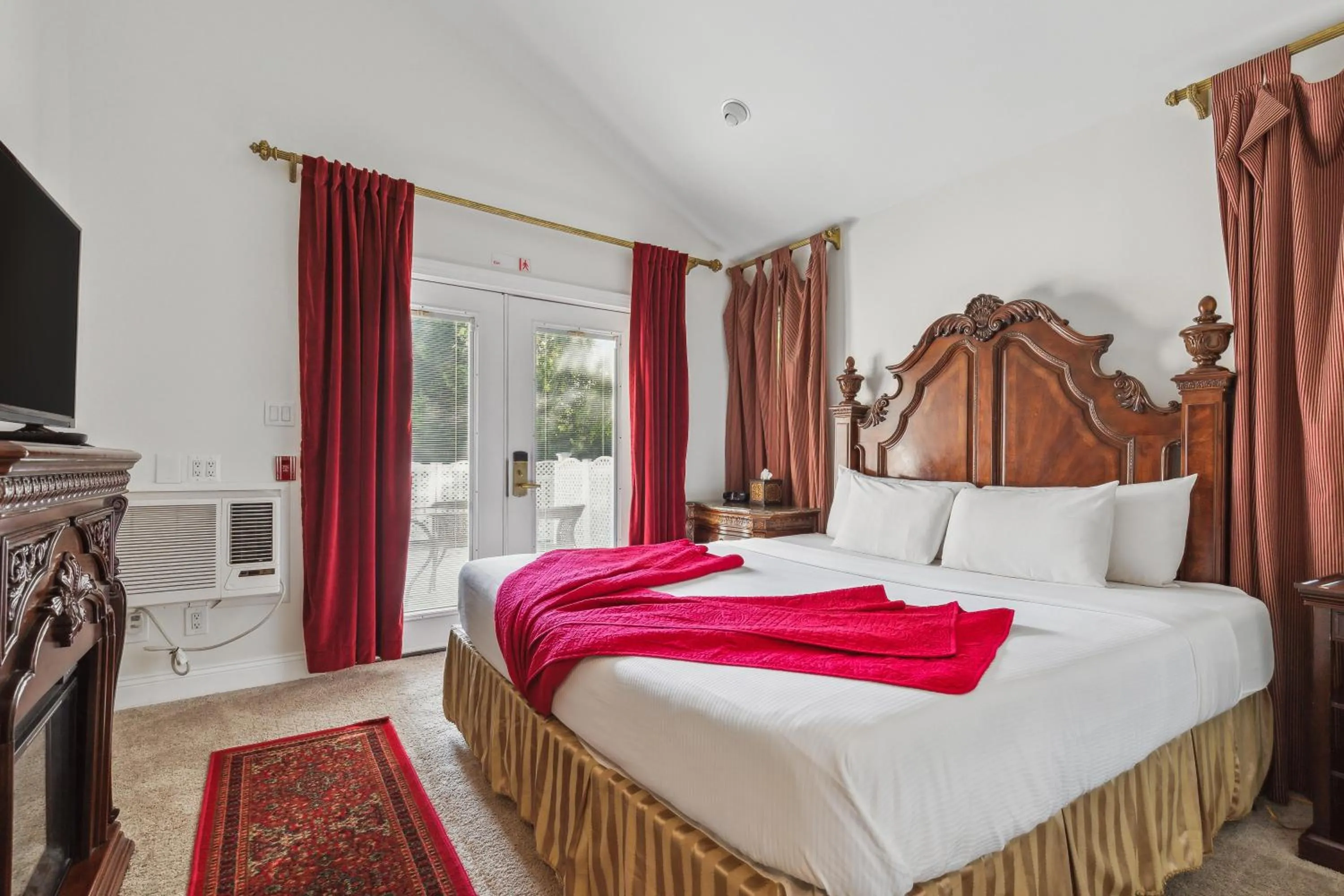 Bed in The Columbia Inn at Peralynna