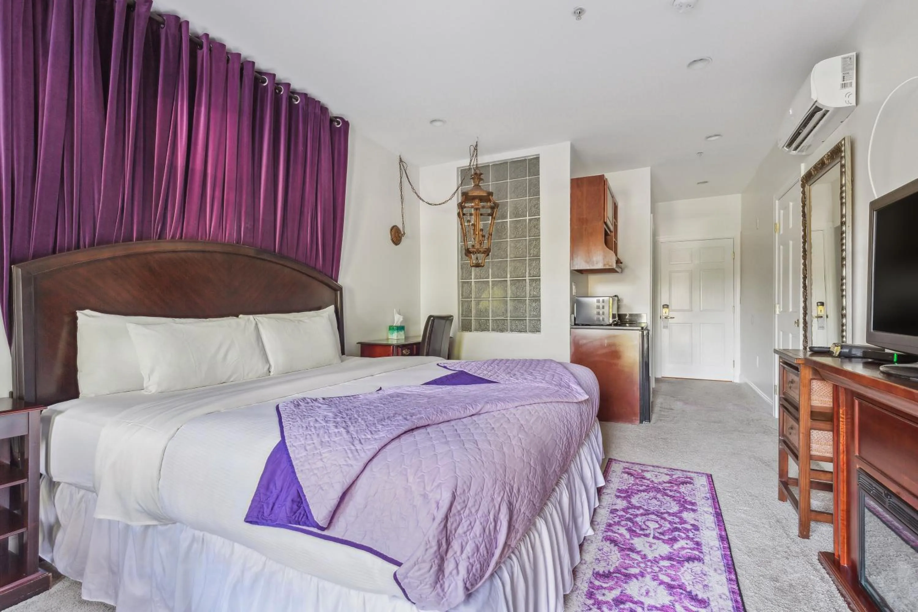 Bed in The Columbia Inn at Peralynna