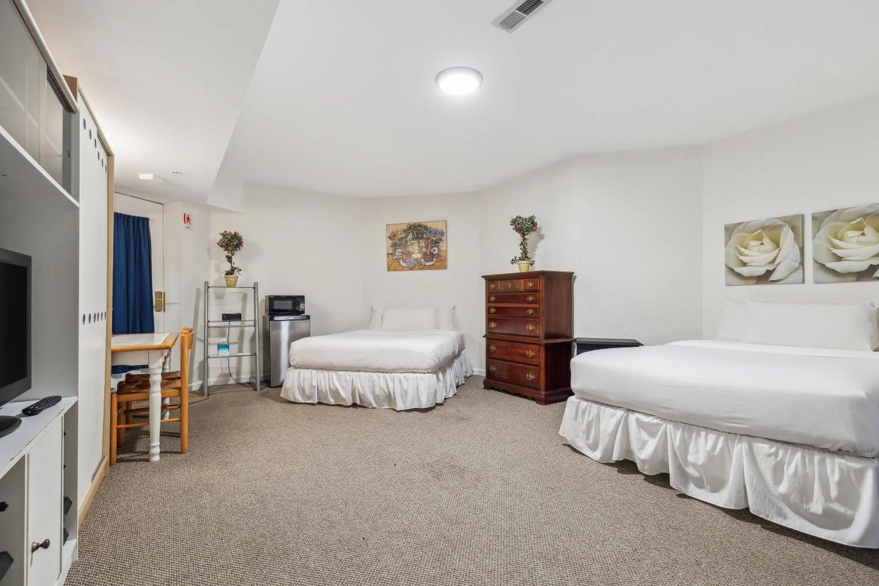 Bed in The Columbia Inn at Peralynna