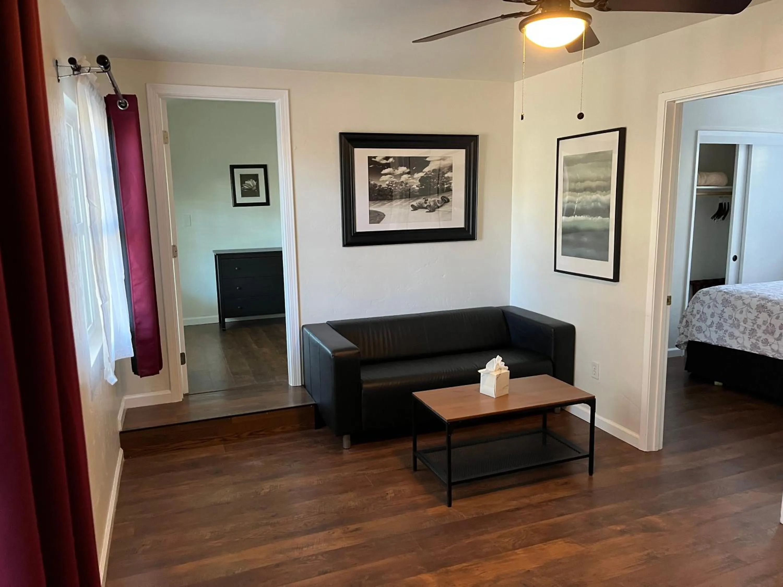 Living room, Bed in Bide-A-Wee Inn and Cottages