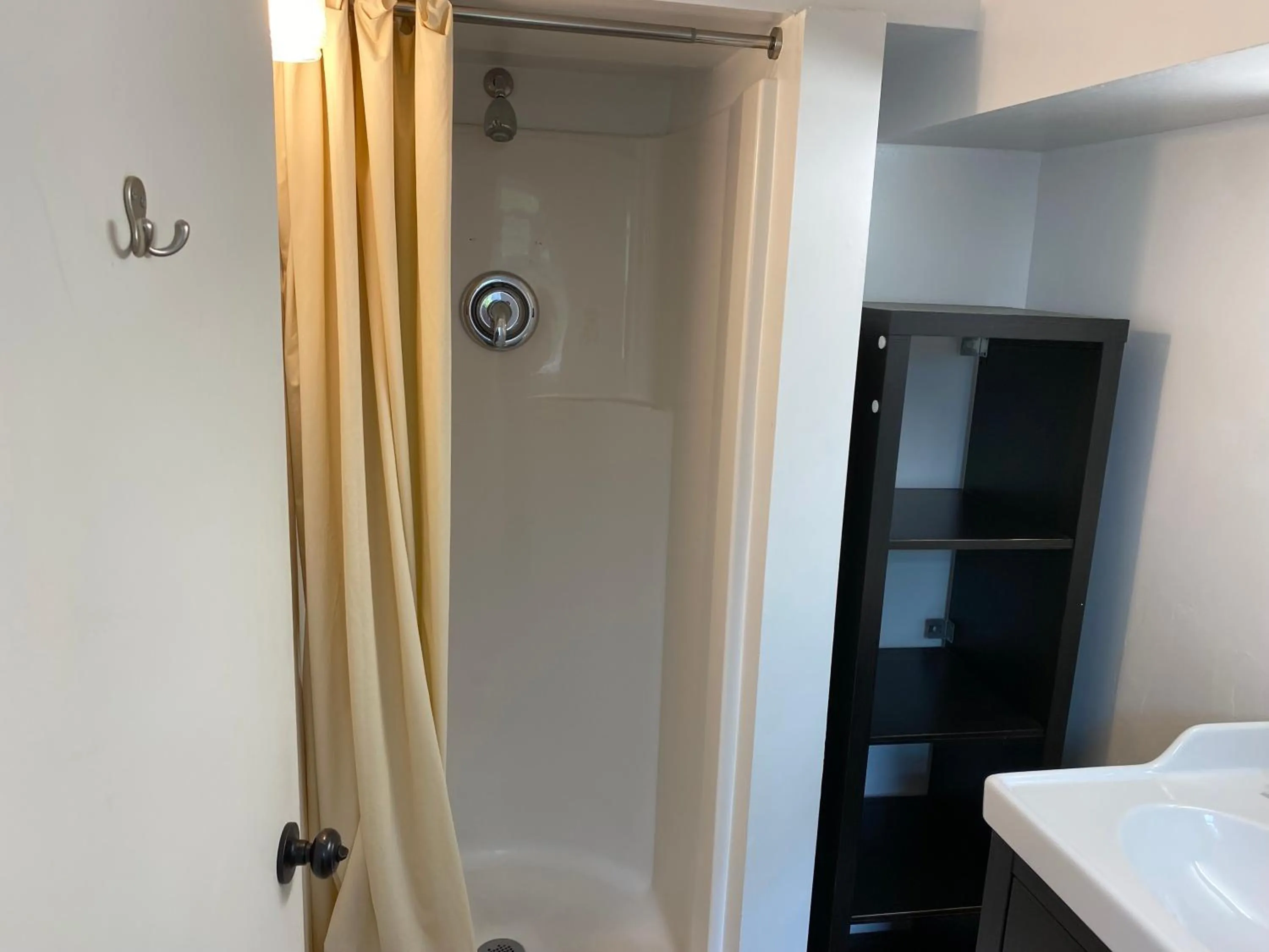 Shower in Bide-A-Wee Inn and Cottages