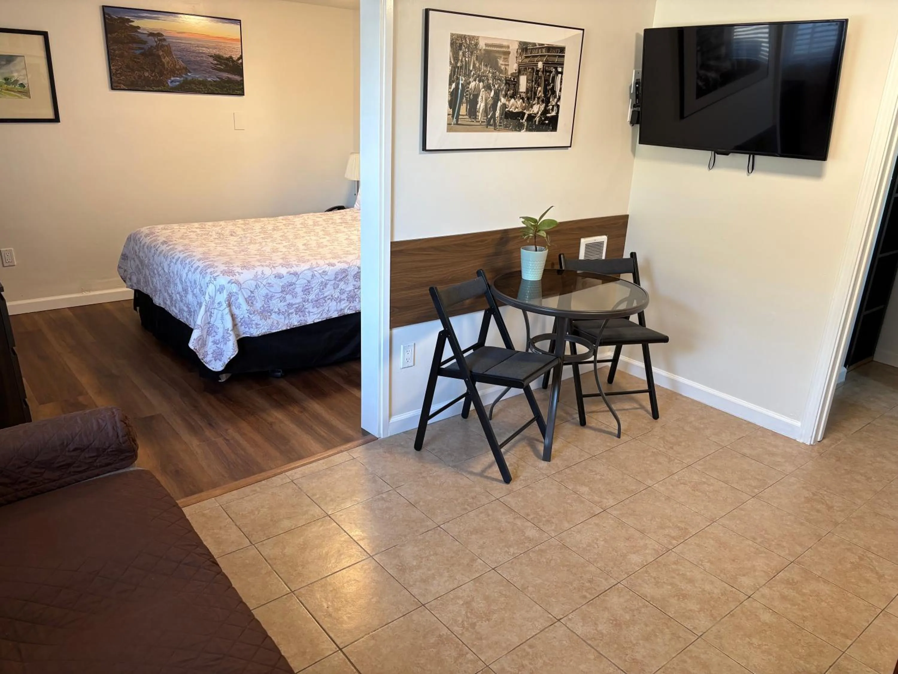 Living room, Bed in Bide-A-Wee Inn and Cottages