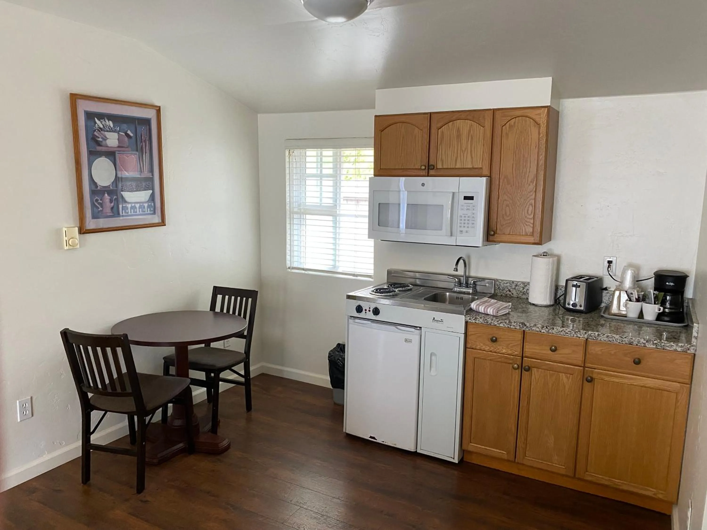 Kitchen or kitchenette in Bide-A-Wee Inn and Cottages