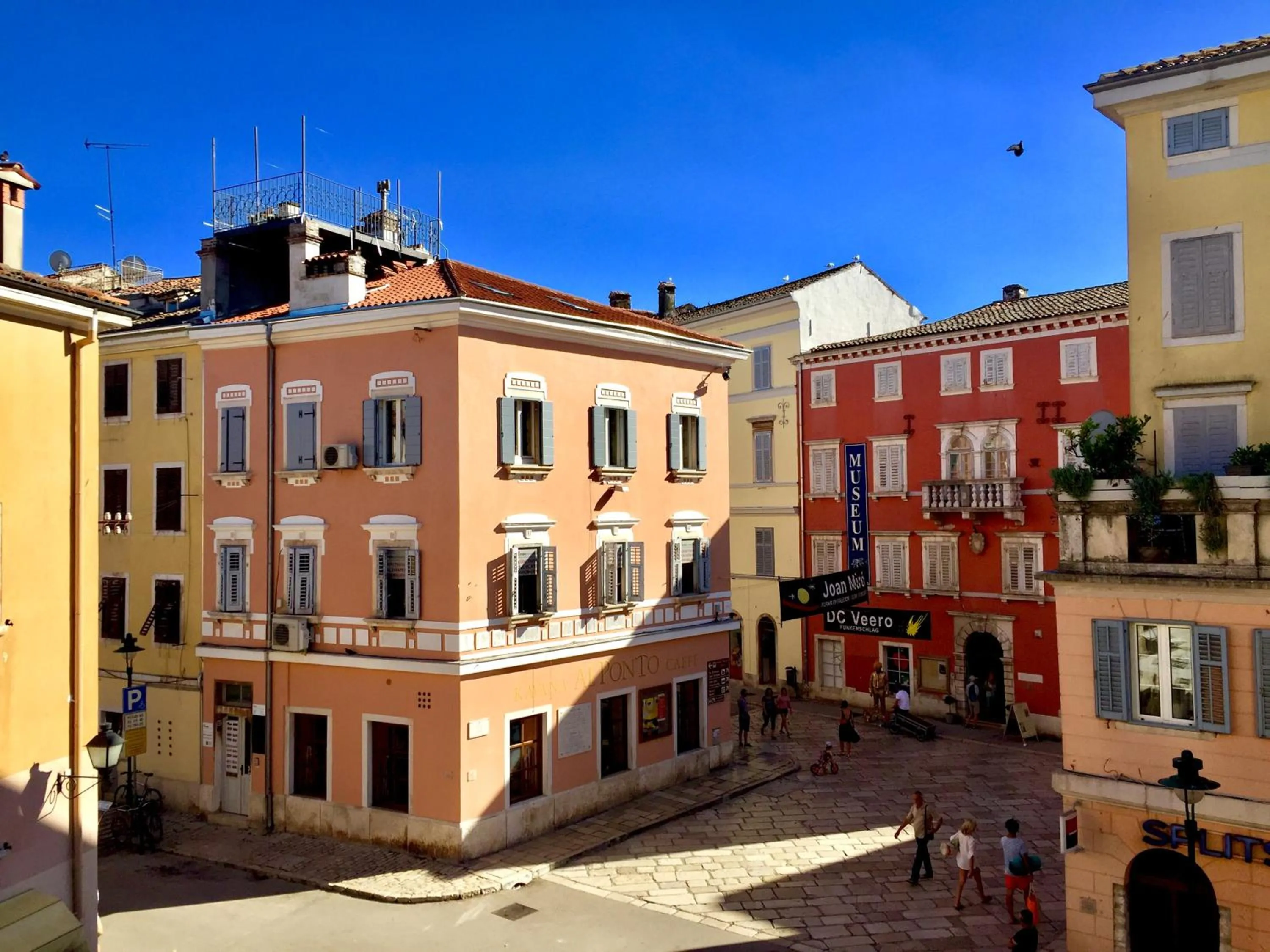 Neighbourhood in Apartment Lassy by Irundo