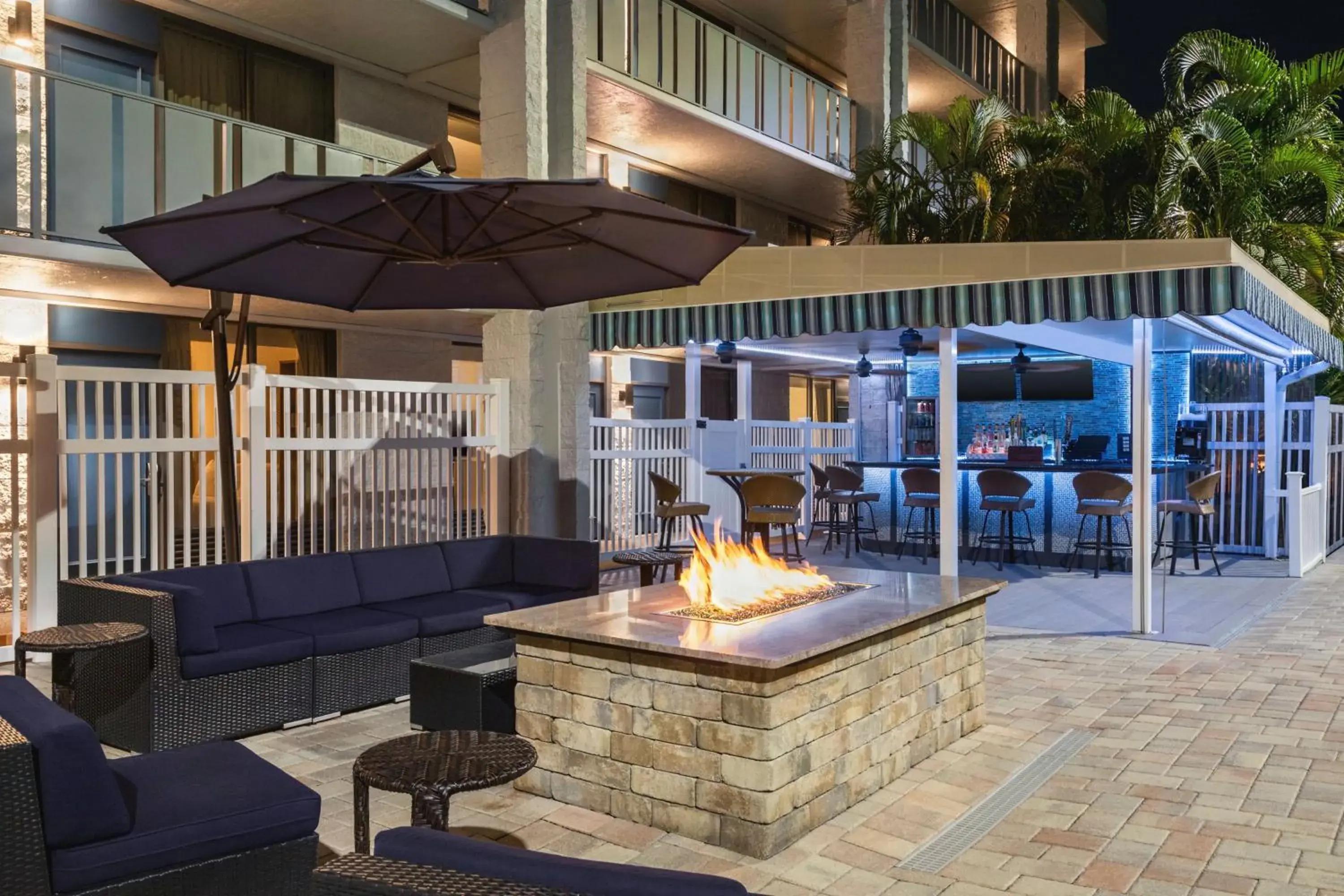 Lounge or bar in Spark by Hilton Sarasota Siesta Key Gateway Lounge or bar in Spark by Hilton Sarasota Siesta Key Gateway
