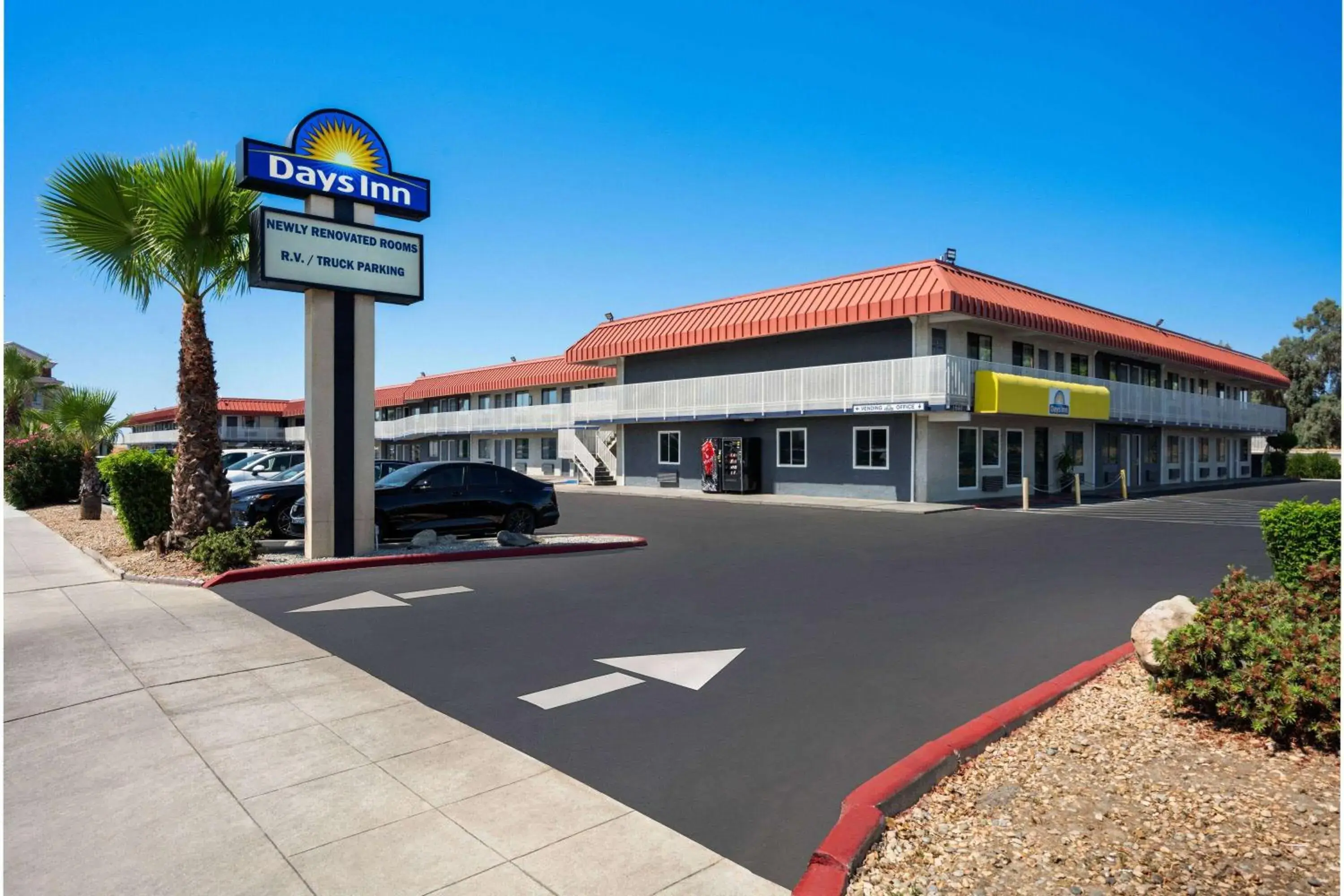 Property building in Days Inn by Wyndham Fresno South Property building in Days Inn by Wyndham Fresno South