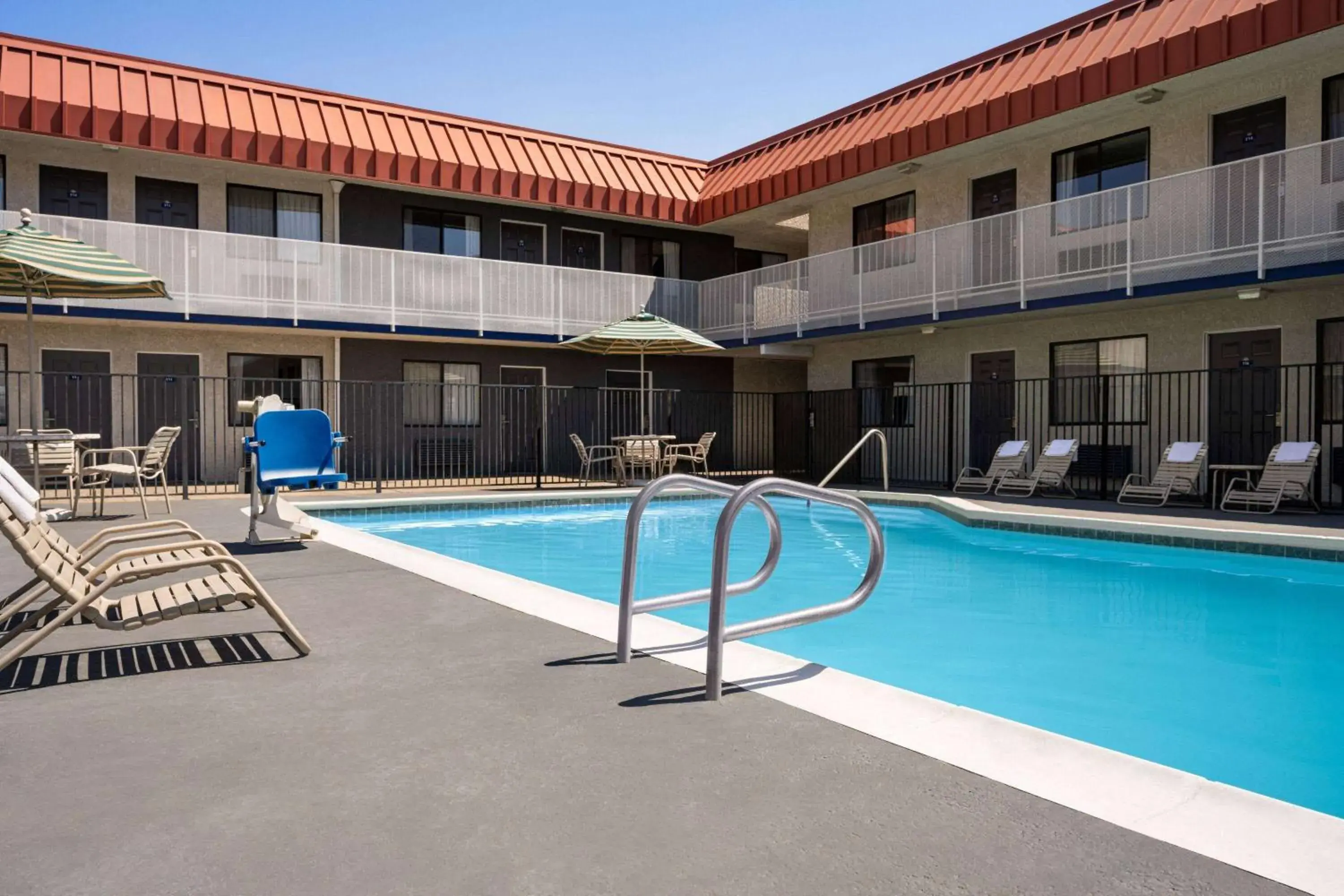Swimming pool in Days Inn by Wyndham Fresno South Swimming pool in Days Inn by Wyndham Fresno South