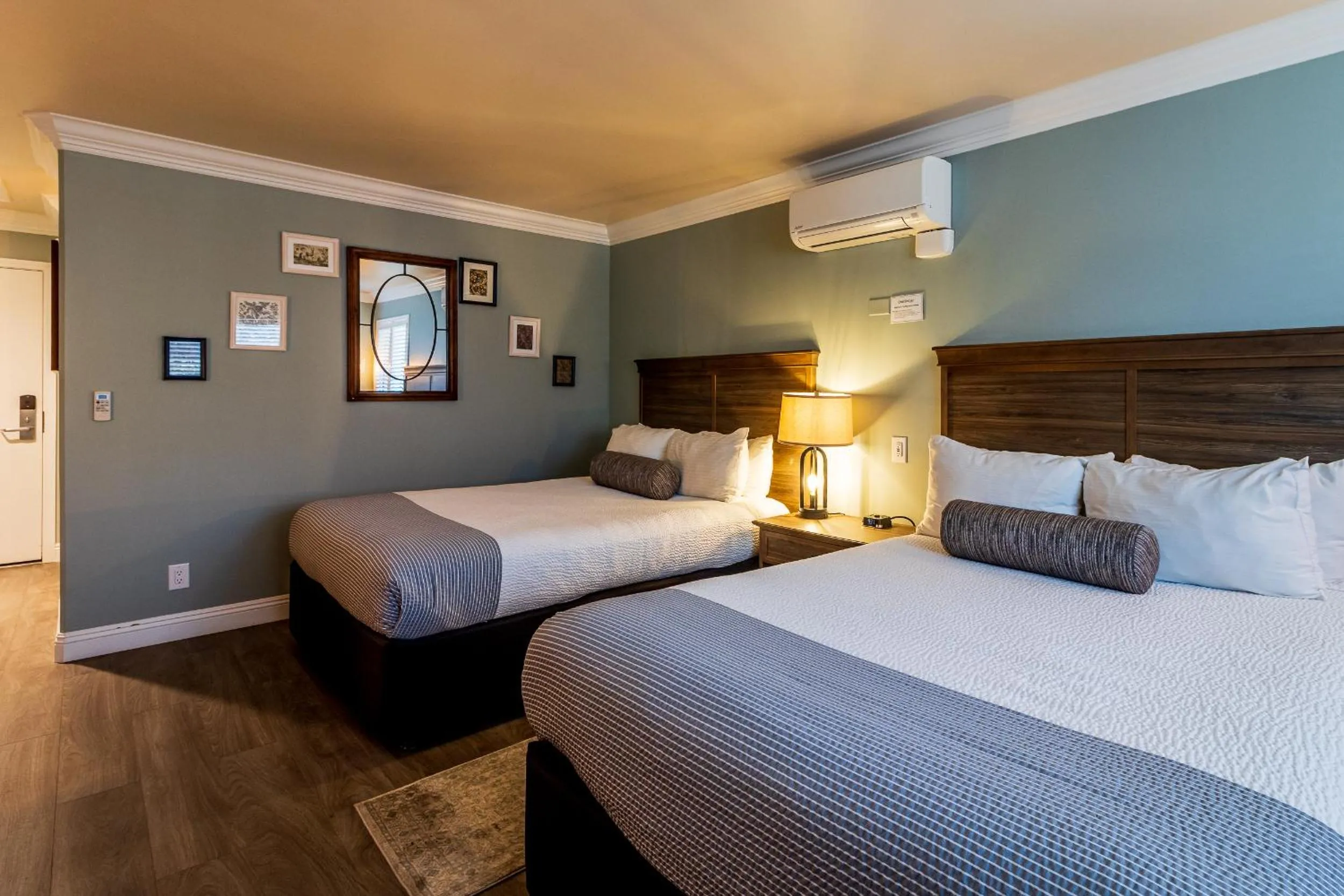 Bed in Cambria Pines Lodge