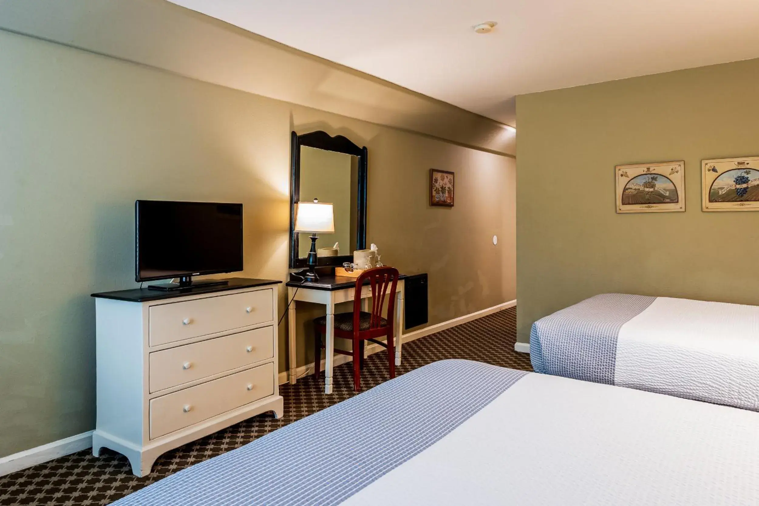 Bedroom, Bed in Cambria Pines Lodge Bedroom, Bed in Cambria Pines Lodge