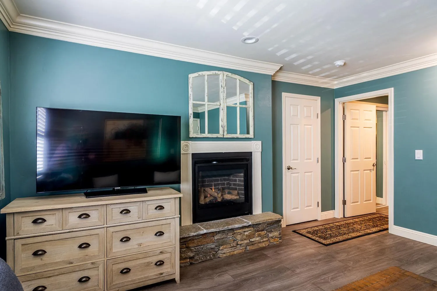 TV and multimedia in Cambria Pines Lodge