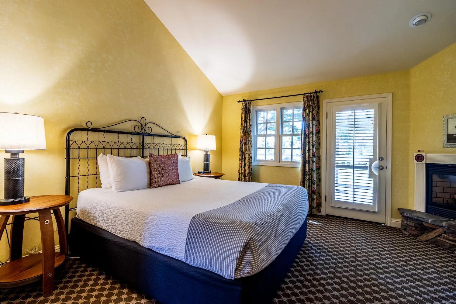 Bed in Cambria Pines Lodge