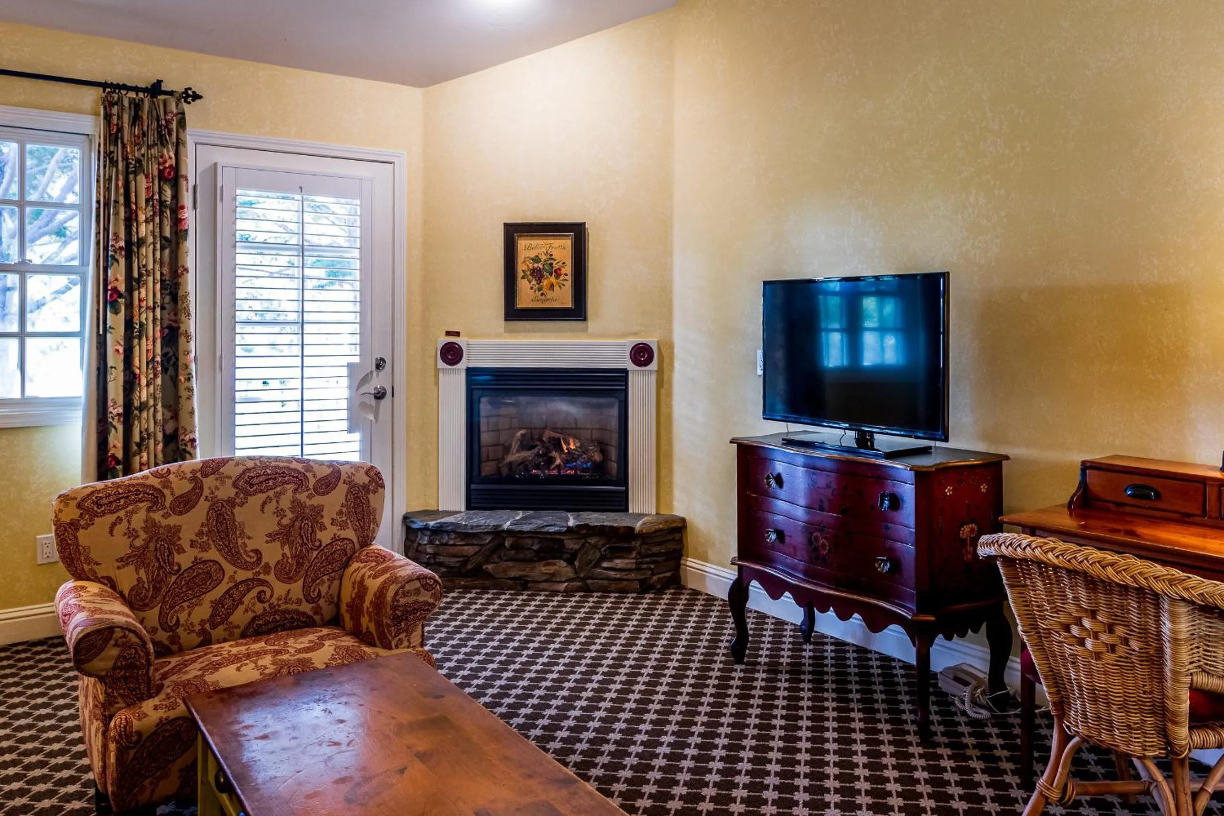 Living room in Cambria Pines Lodge